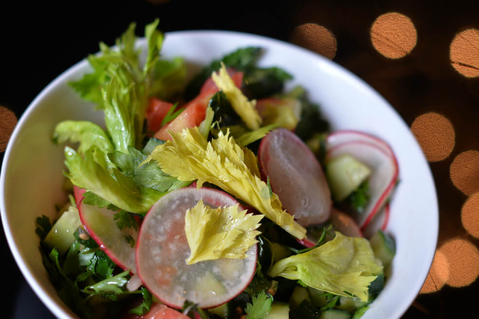 Ensalada de hojitas de apio, garbanzos, hierbabuena y aderezo de comino