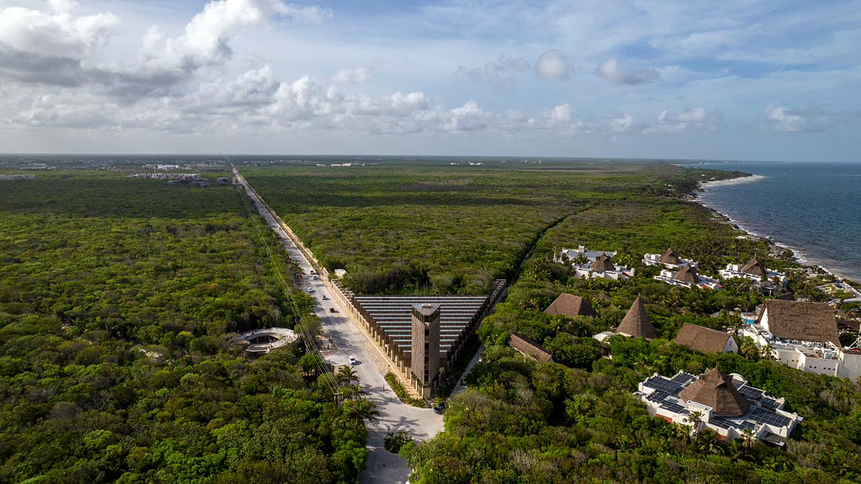 MEX8080, TULUM (MÉXICO), 07/09/2024.- Fotografía aérea que muestra el Parque Nacional del Jaguar y Museo de la Costa Oriental durante su inauguración este sábado, en el municipio de Tulum, en Quintana Roo (México). El presidente de México, Andrés Manuel López Obrador, pidió este sábado a su sucesora, Claudia Sheinbaum, cuidar la naturaleza y los recursos naturales del sureste mexicano, pese a las críticas que generó por parte de grupos ambientalistas durante su administración por la construcción de megaobras como el Tren Maya. EFE/Alonso Cupul