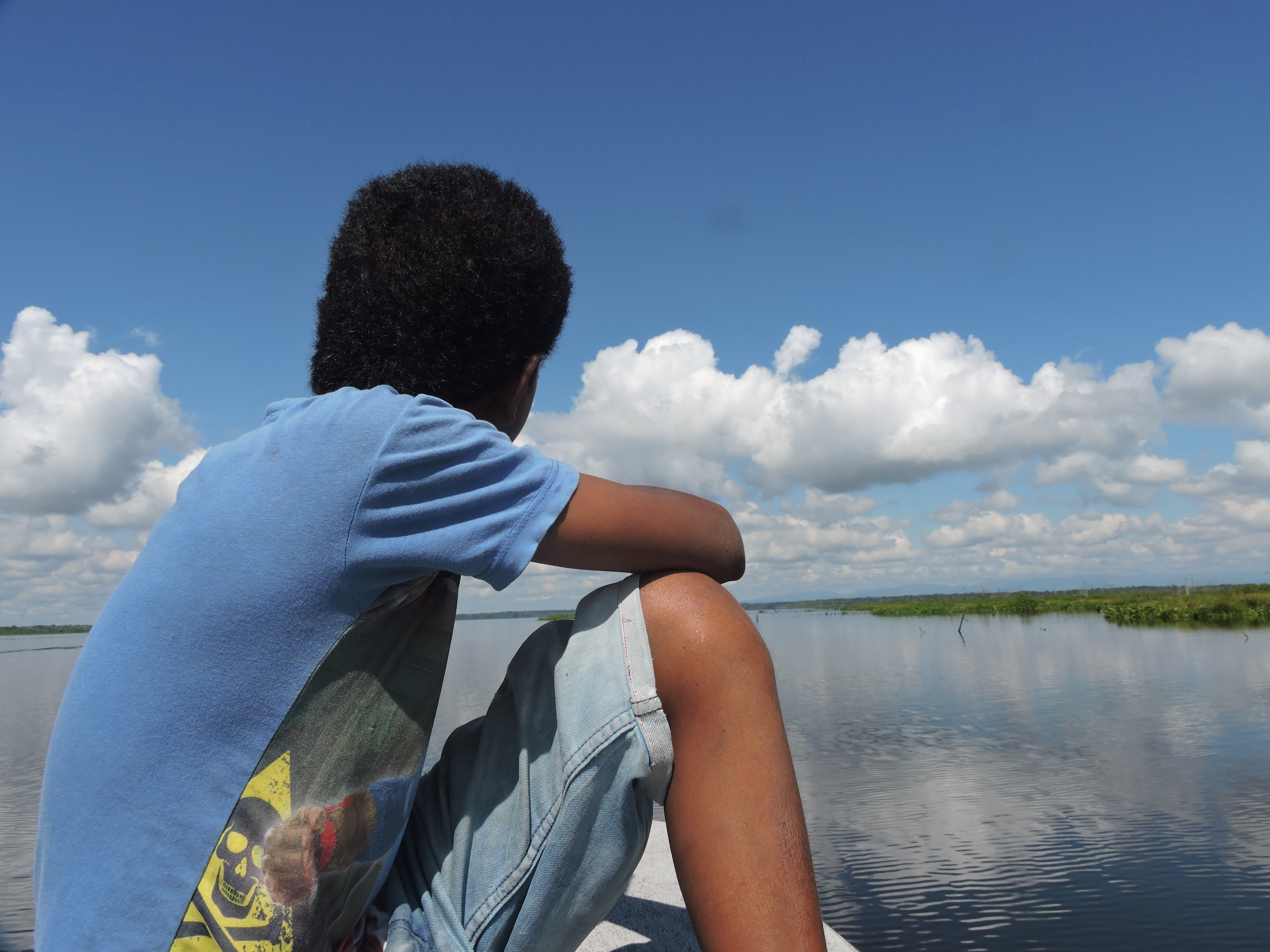 Joven admirando la Ciénaga de paredes - Magdalena Medio / Foto: Instituto Humboldt.