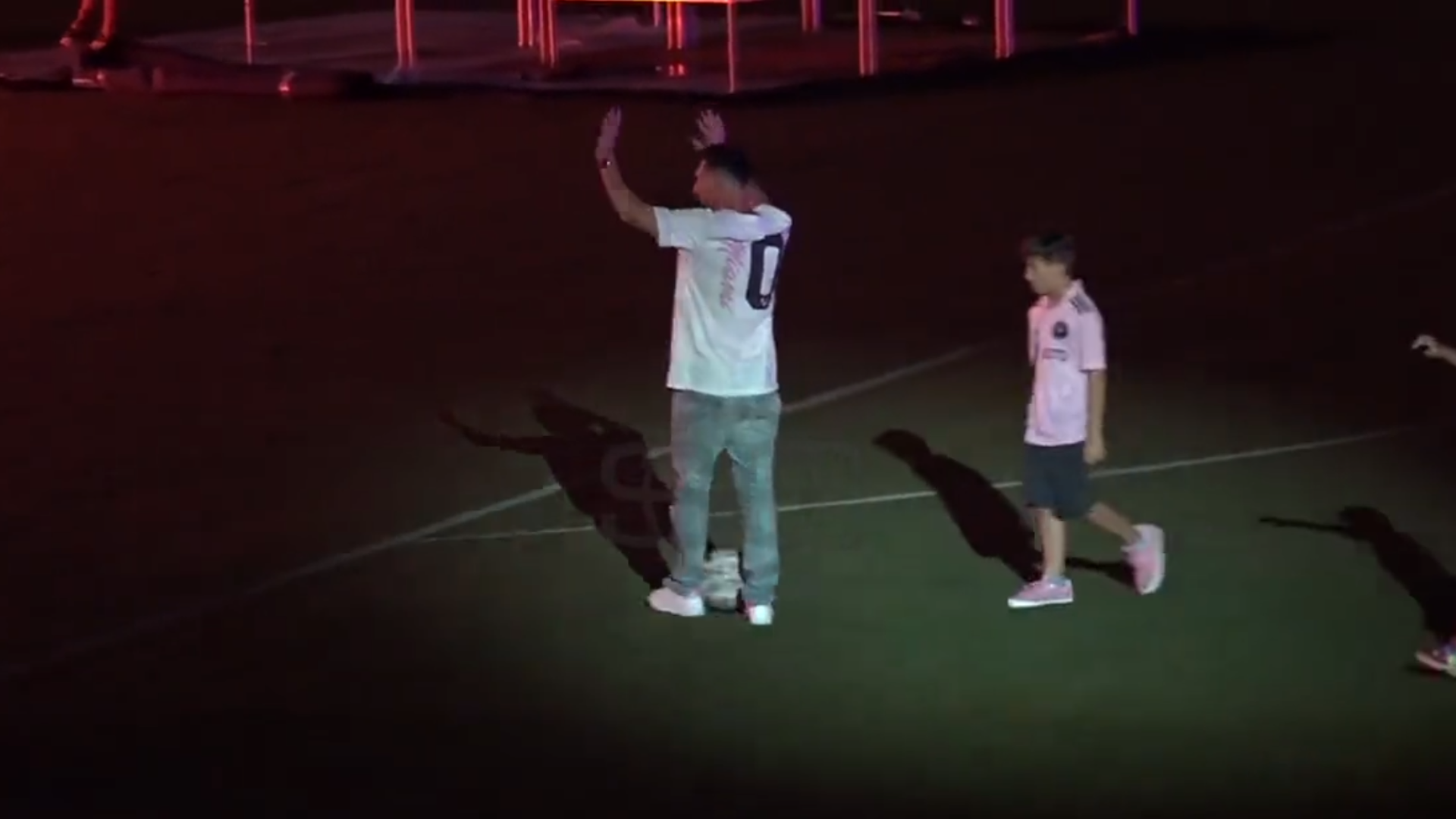 Thiago, hijo de Messi, le hizo un caño al 10 en plena presentación en Miami
