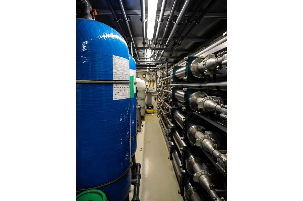 El tratamiento de lixiviados, a través deósmosis inversa, consiste en lapurificación en el que se elevan los lixiviados a una alta presión para que membranas separen el agua de los contaminantes. Esto permite que luego de realizado el proceso el agua salga cristalina, aunque no potable.
