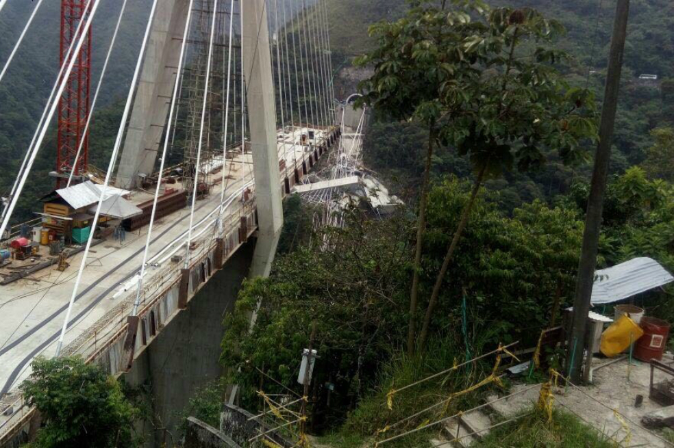 Coviandes debe responder por caída de puente: Mintransporte
