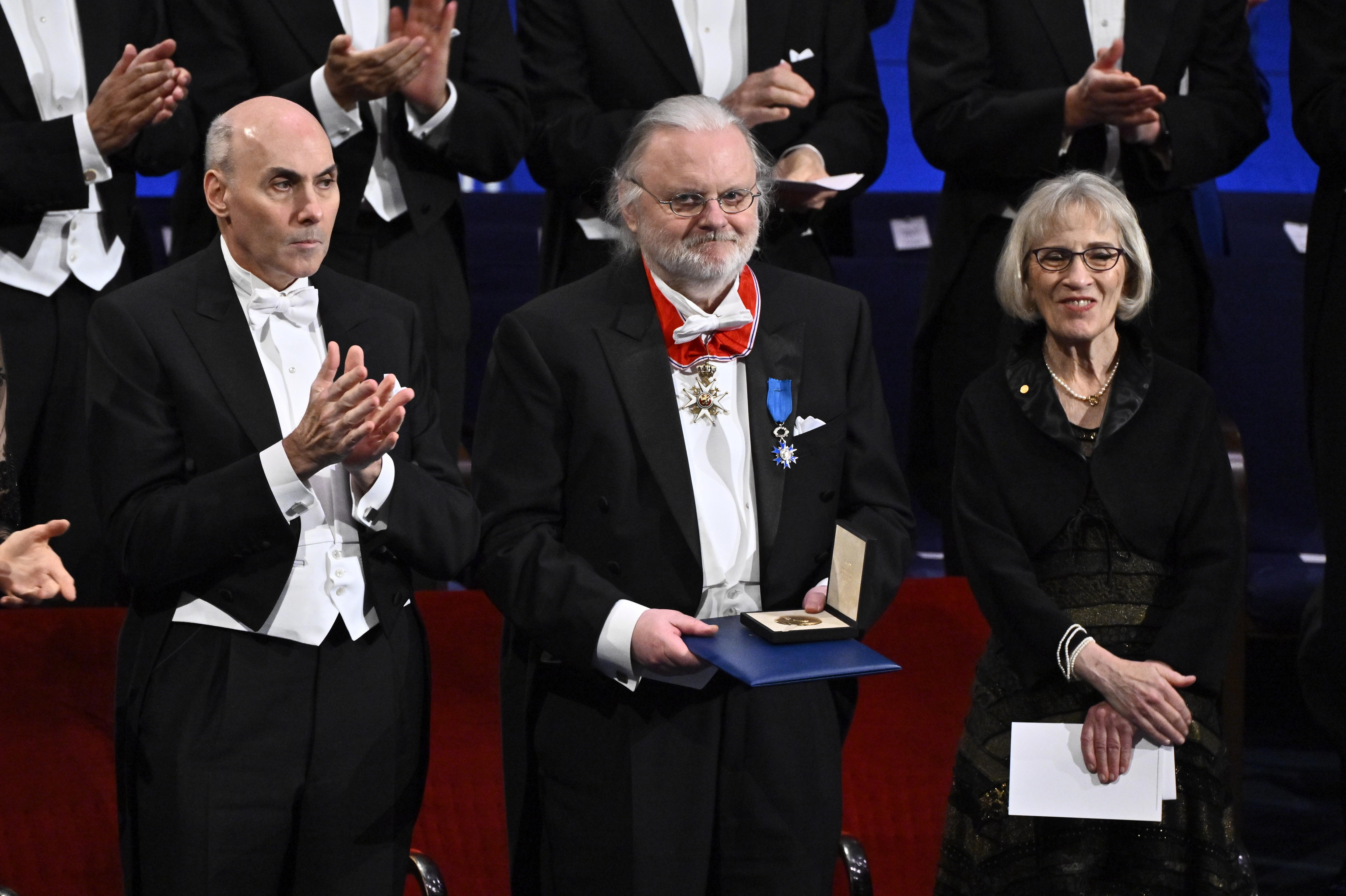 El rey Carlos Gustavo de Suecia entrega hoy los Premios Nobel