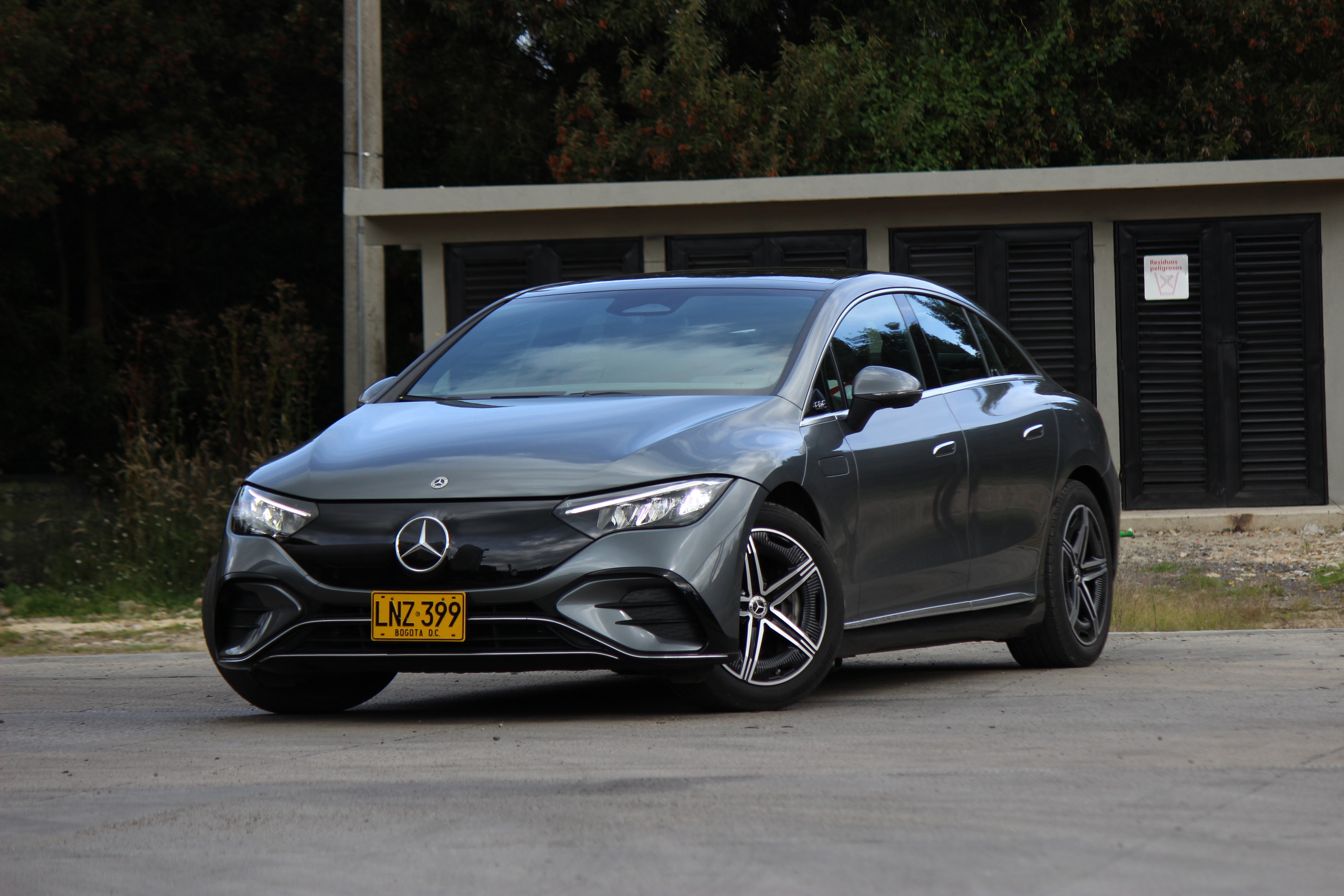 El Mercedes-Benz EQE 350+ cuenta con una batería de iones de litio y 90kWh.