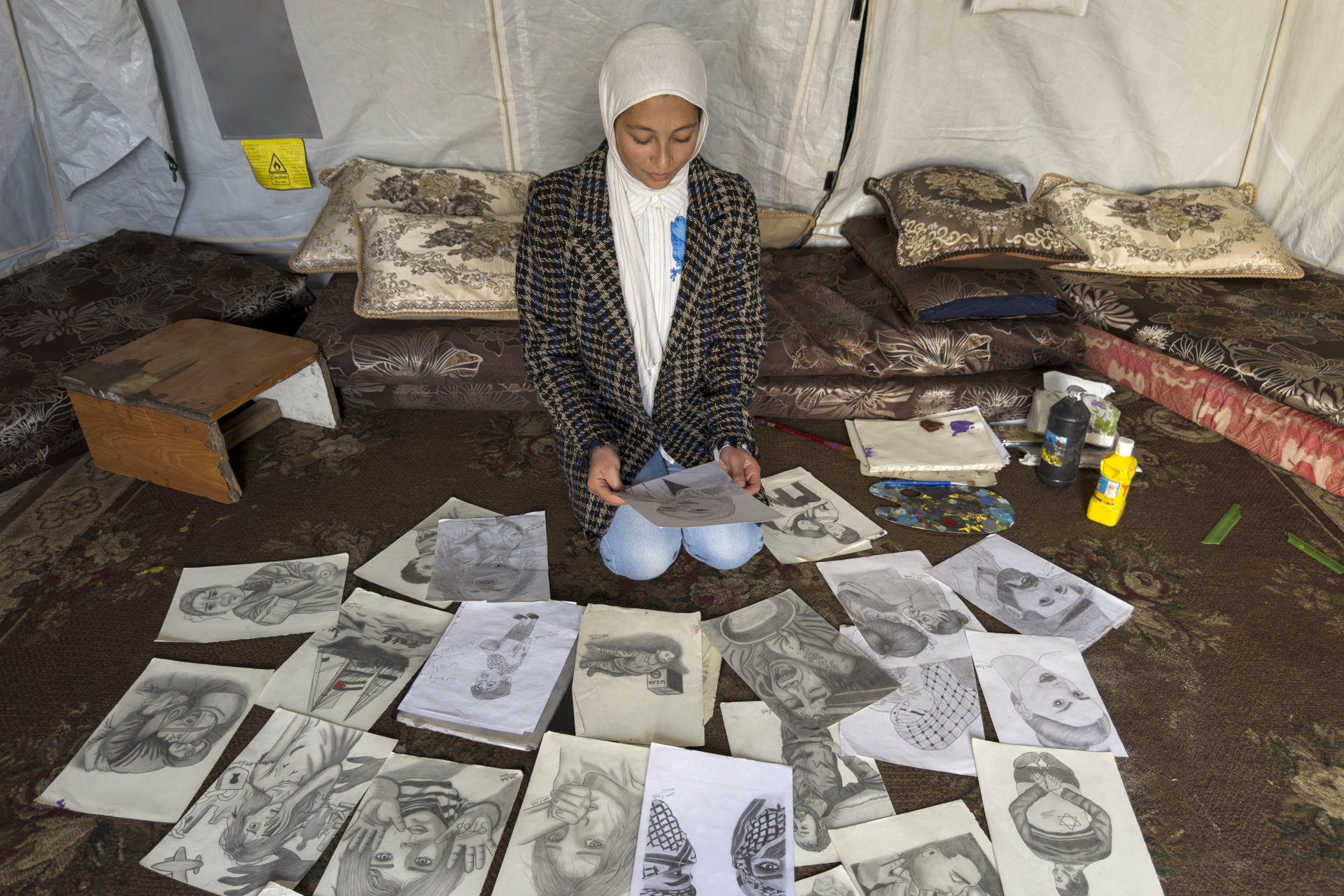 Pintar la guerra en Gaza: la obra de una adolescente palestina durante el desplazamiento