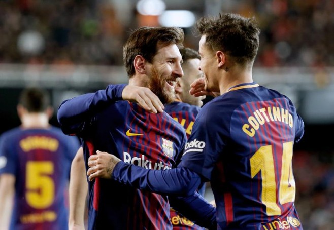 Coutinho (dere.) ha sido uno de los grandes socios de Lionel Messi. Valverde ya podrá tenerlos juntos en cancha. / AFP