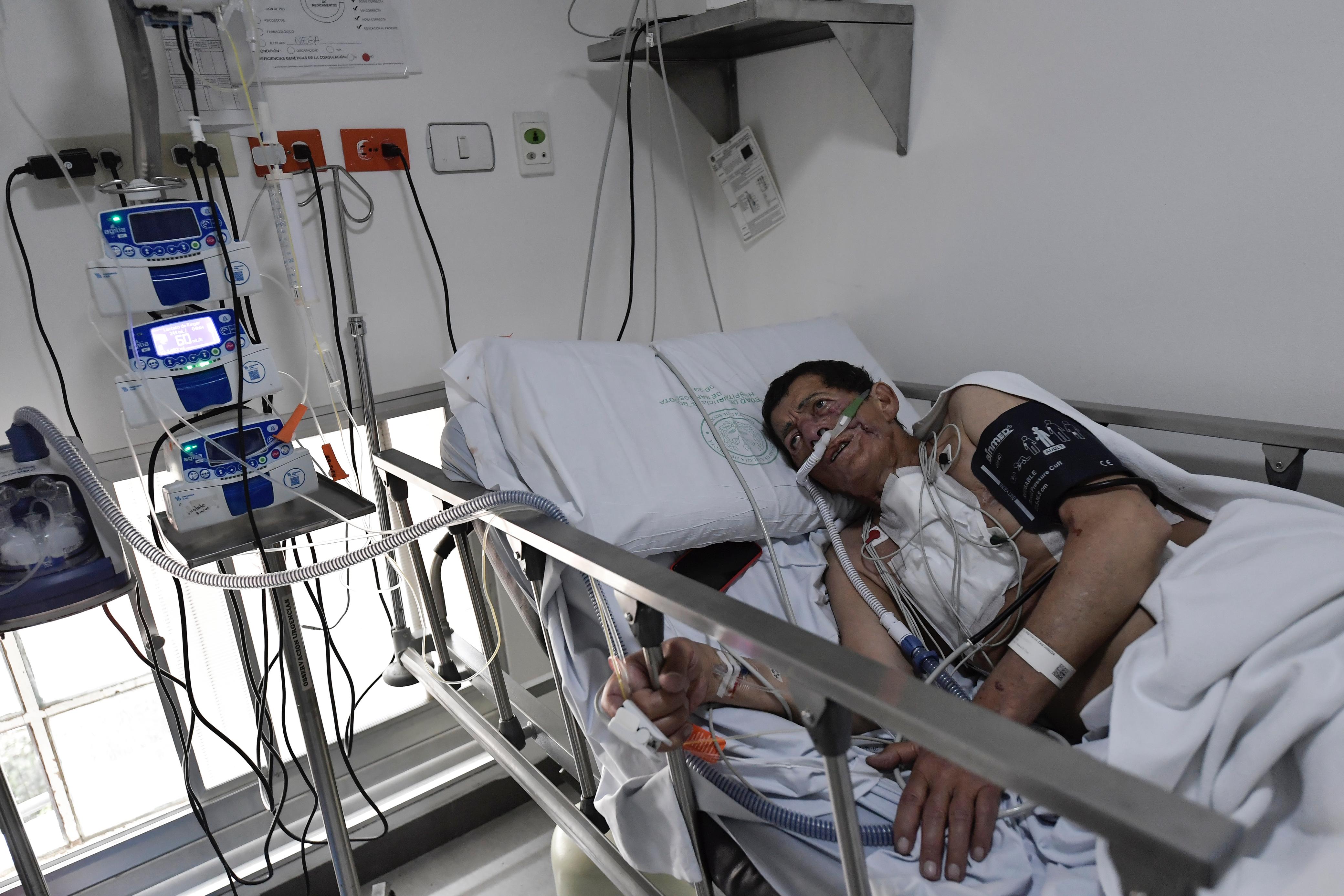A sus 67 años, la noche del 31 de mayo de 2024 falleció Yomaira. Luchó media vida para que el sistema de salud le prestara una atención digna porque los biopolímeros invadieron su cuerpo. Este fotoreportaje es en homenaje a ella, quien fue la inspiración para contar estos relatos. Paz en su tumba.