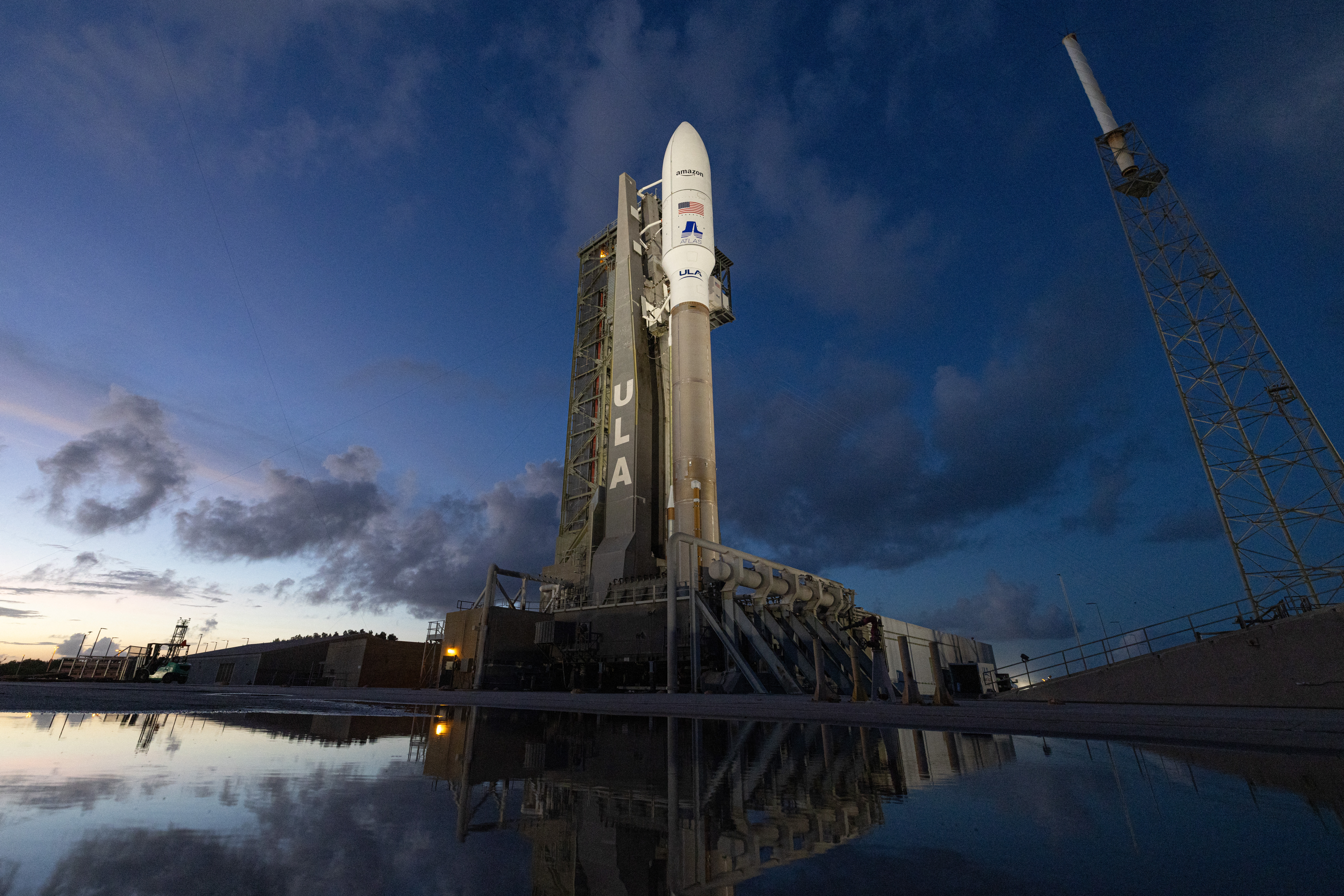 Amazon lanzó sus primeros satélites de prueba para suministrar Internet desde el espacio
