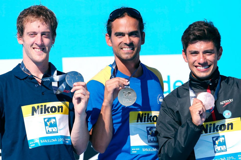  El saltador de Gran Bretaña, Gary Hunt, el colombiano Orlando Duque y el mexicano Jonathan Paredes, muestran sus medallas de plata, oro y bronce, respectivamente, conseguidas en la final de salto de gran altura de los Campeonatos del Mundo de Natación. Foto: EFE