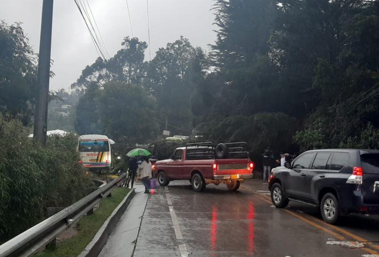 Reportan cierre temporada en la vía Bogotá- La Calera por caída de un poste
