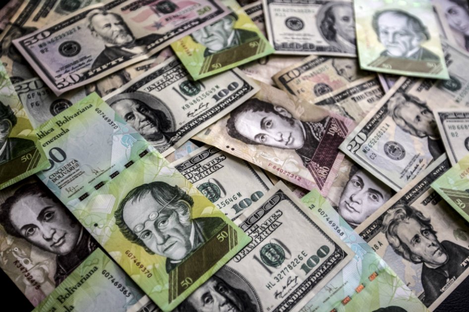 Venezuela sube gasolina y devalúa bolívar al caer la economía