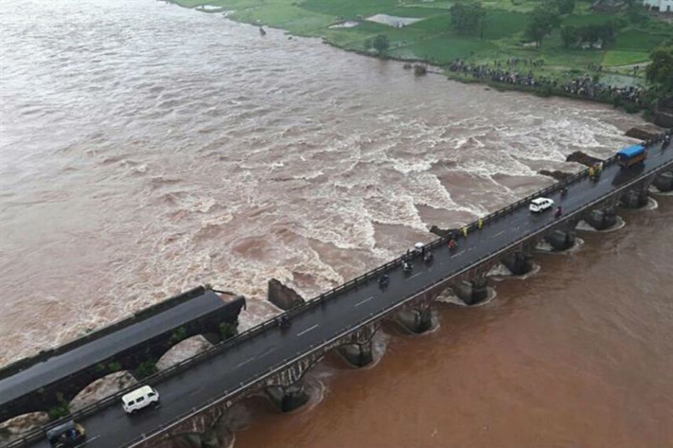 Recuperan 22 cuerpos de 42 desaparecidos tras colapso de puente en India