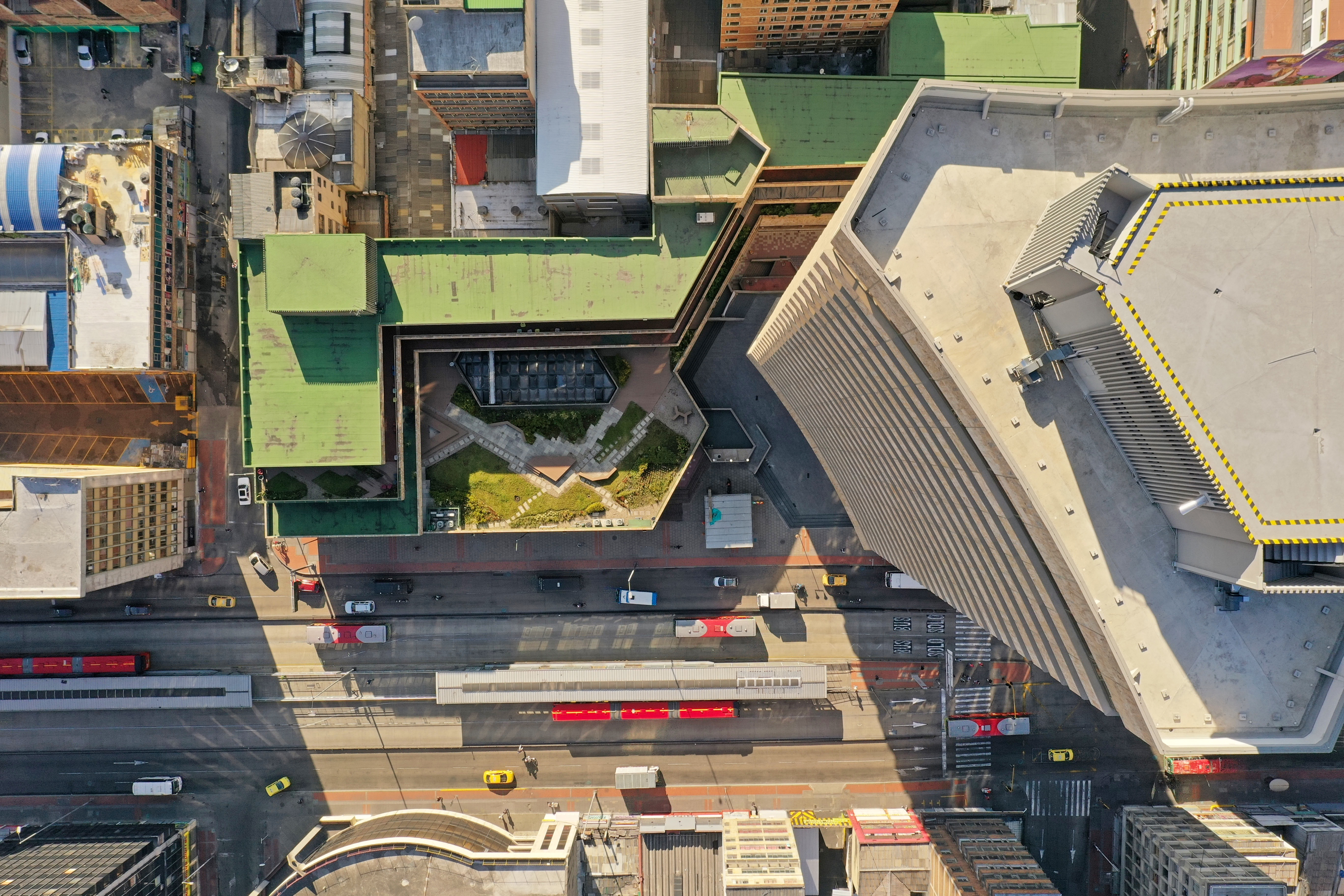 Vista aérea del helipuerto del edificio Colseguros. Abajo, la carrera 10.