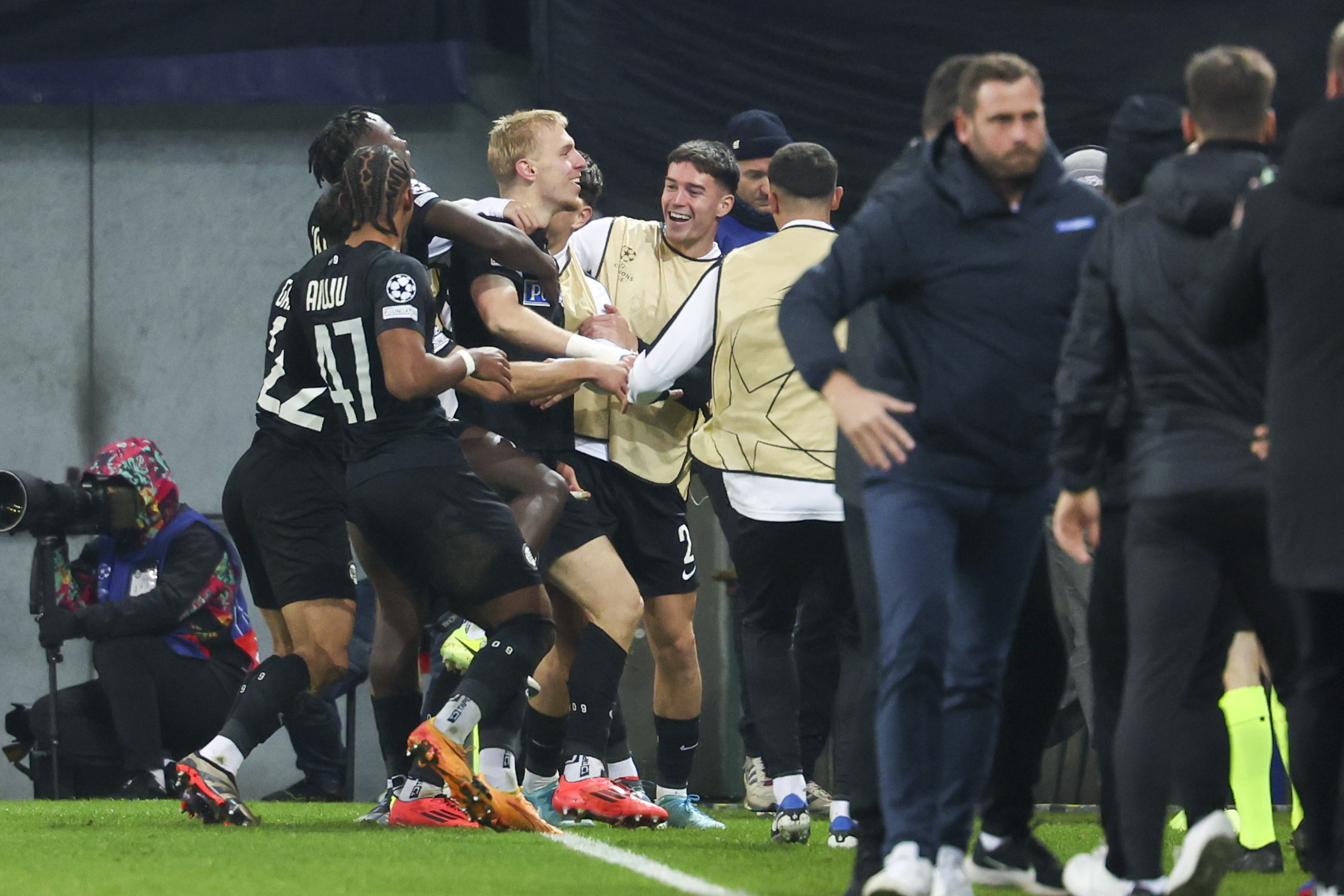 Graz (Austria), 26/11/2024.- Mika Biereth (C) of Graz celebrates with teammates after scoring the 1-0 during the UEFA Champions League match between Sturm Graz and FC Girona in Graz, Austria, 27 November 2024. (Liga de Campeones) EFE/EPA/GINTARE KARPAVICIUTE