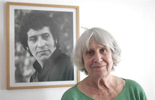 Joan Turner, viuda de Víctor Jara,  recibe premio