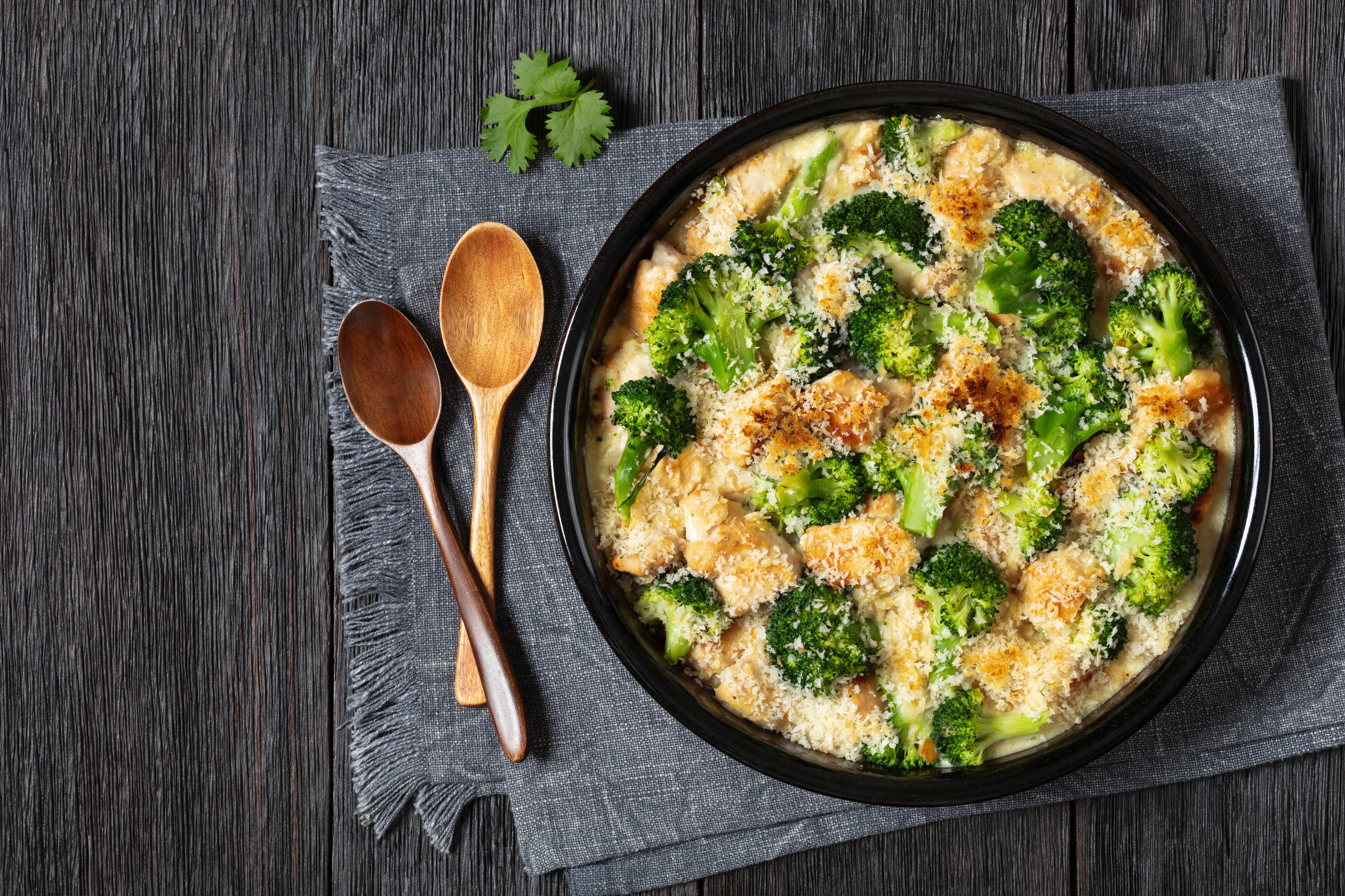 Rápida, fácil y deliciosa: así es la receta del pollo cremoso con brócoli