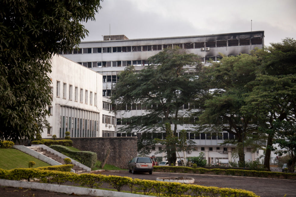 Incendio destruye casi por completo sede del Parlamento de Camerún