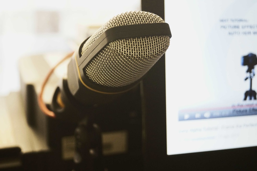 Así es como las petroleras logran meter publicidad falsa en reconocidos podcasts