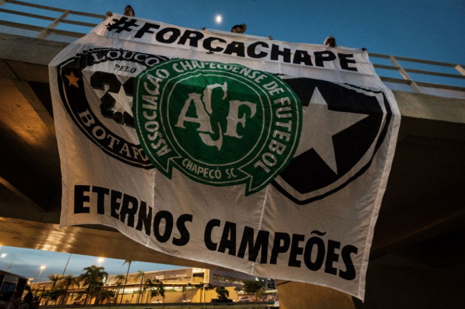 Hinchas de Chapecoense le rindieron homenaje el club. Foto: AFP