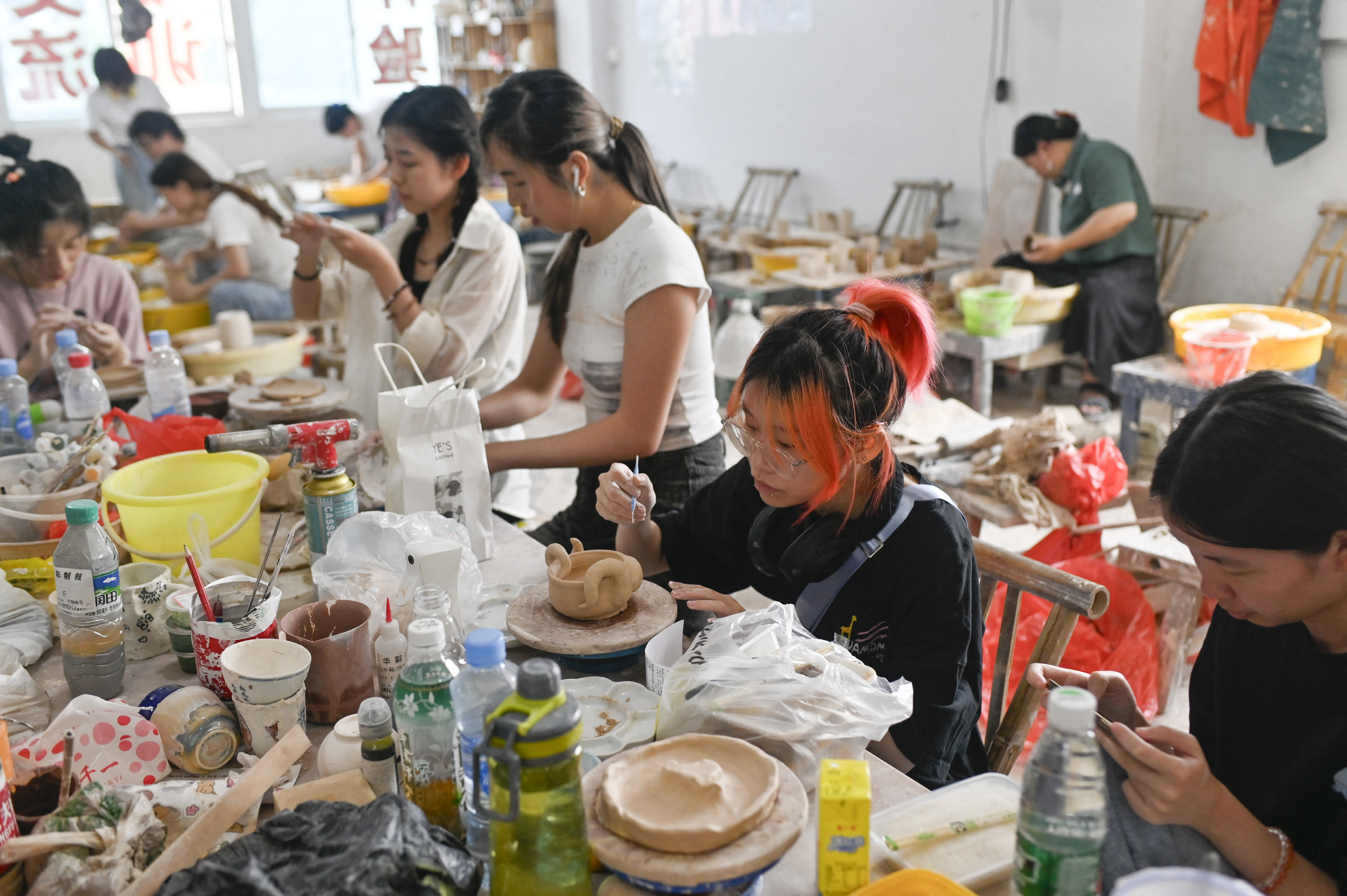 Hartos del estrés laboral, jóvenes chinos buscan nuevos modos de vida