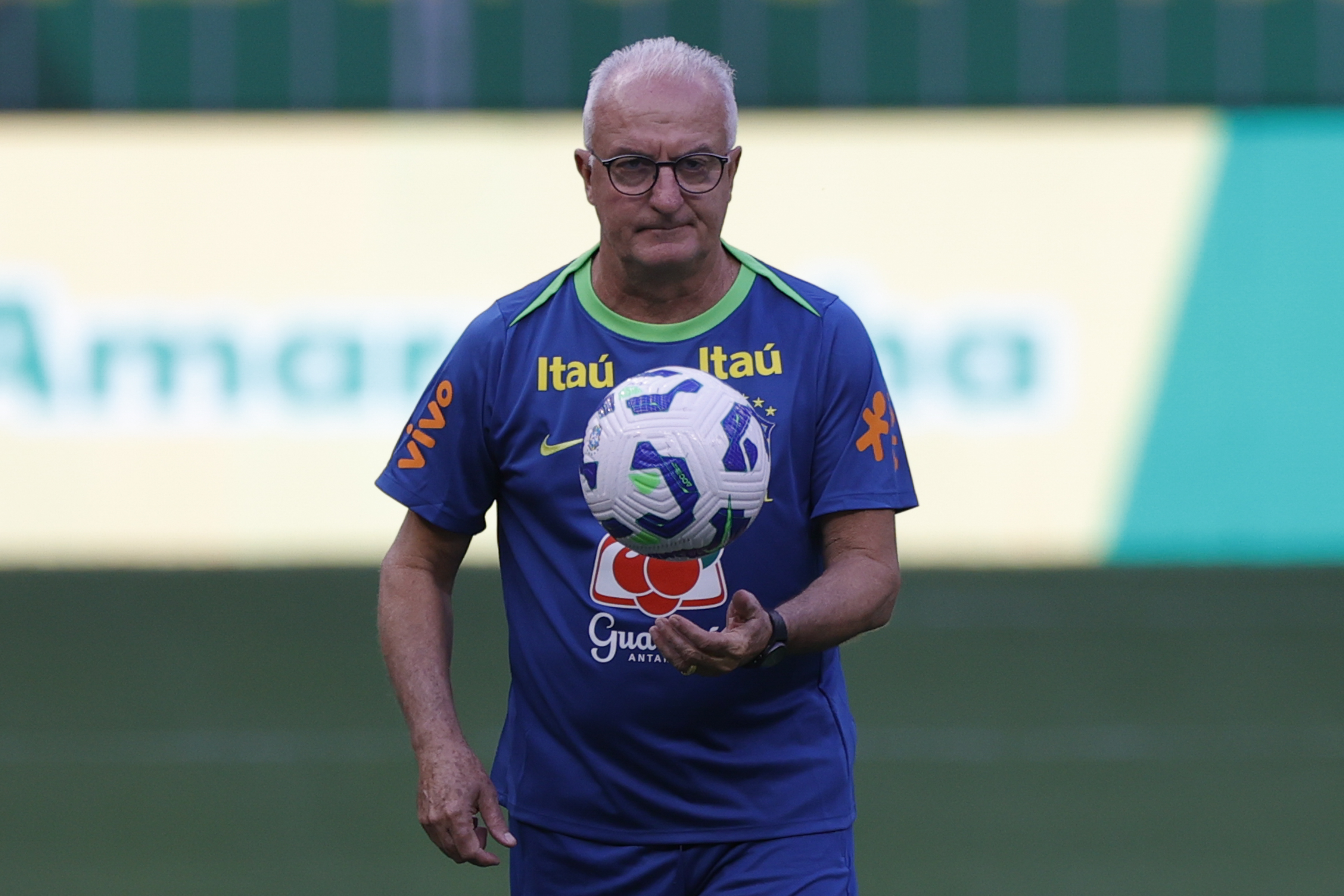 AME725. BRASILIA (BRASIL), 19/03/2025.- El entrenador de Brasil, Dorival Junior, dirige un entrenamiento con la selección este miércoles, en el estadio Mané Garrincha, en Brasilia (Brasil). EFE/ André Coelho