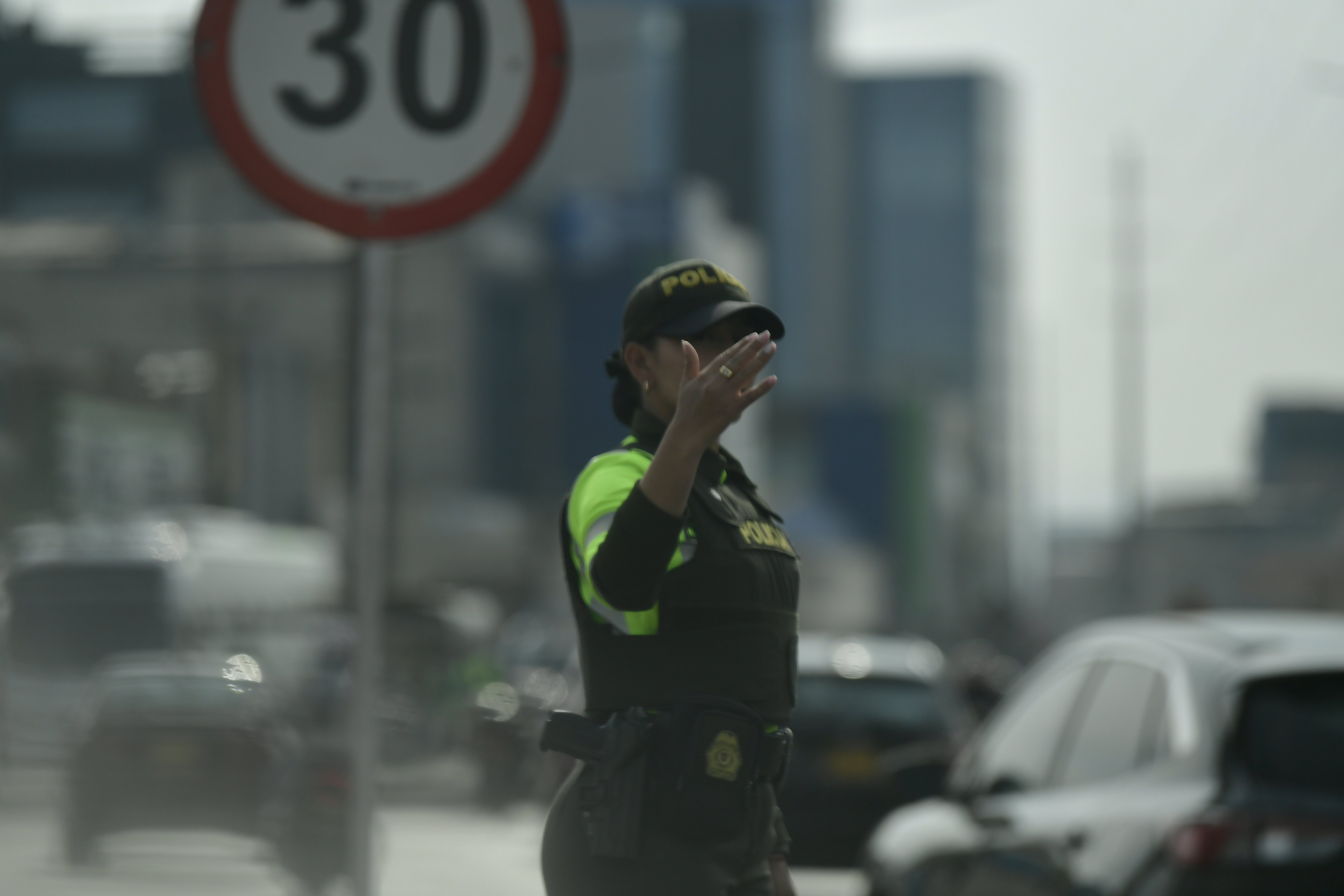 ¿De cuánto es la multa por conducir sin lentes en Colombia?