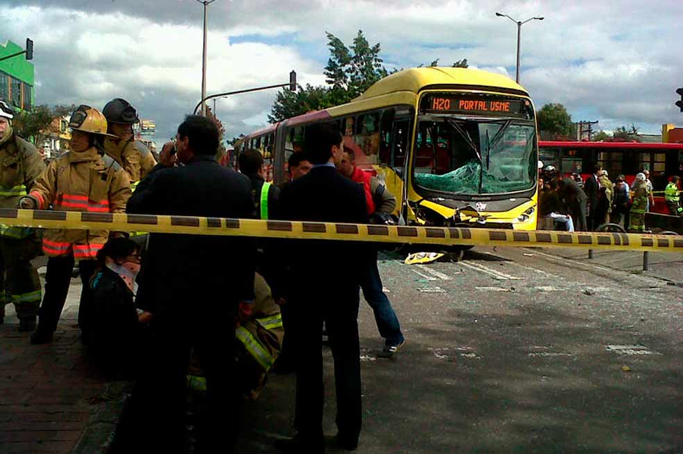 Fuerte accidente entre bus de Transmilenio y carro de bomberos