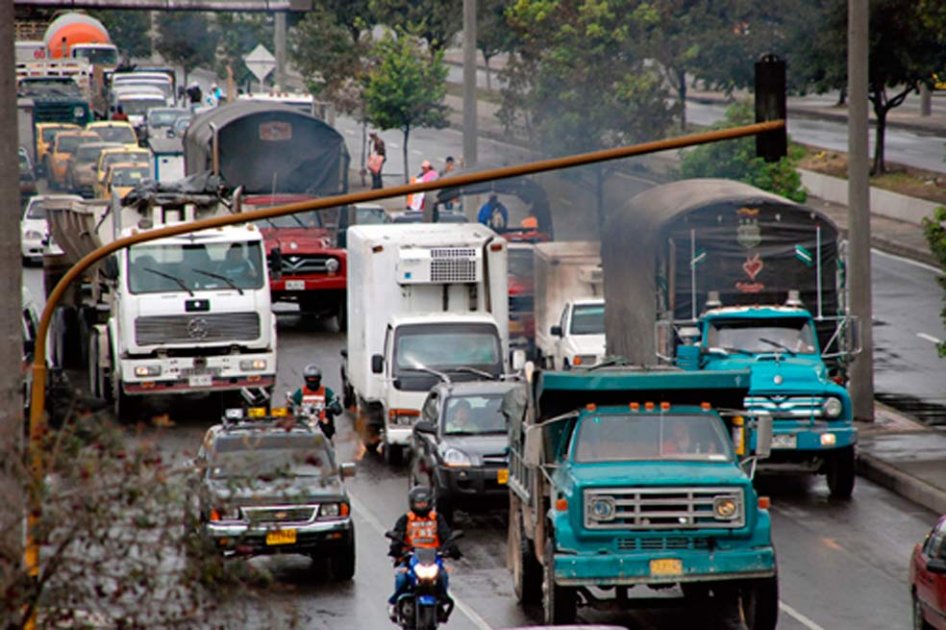 El plan para frenar los camiones chimenea y respirar un aire más limpio en Bogotá