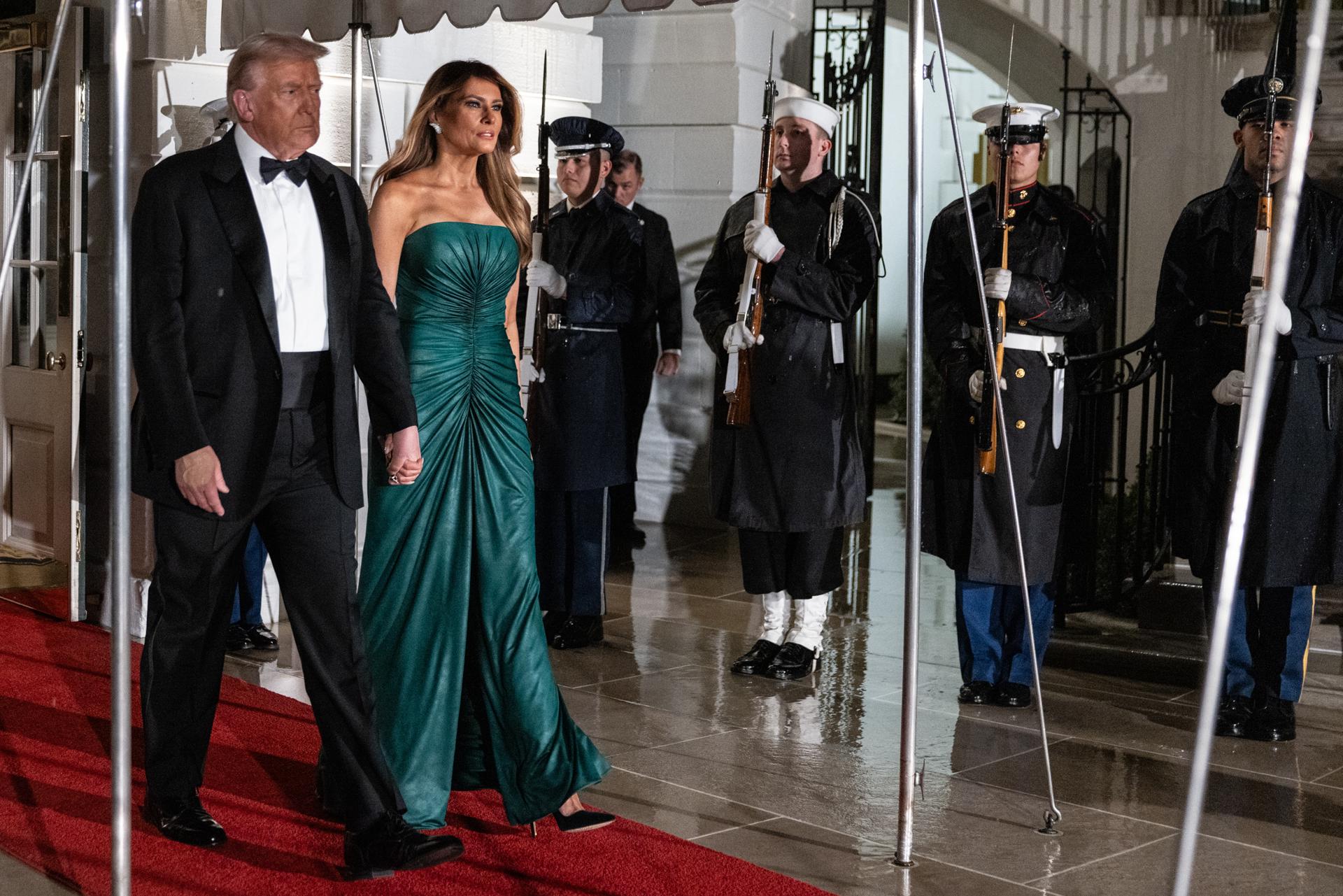 Melania Trump se viste de verde saudí
