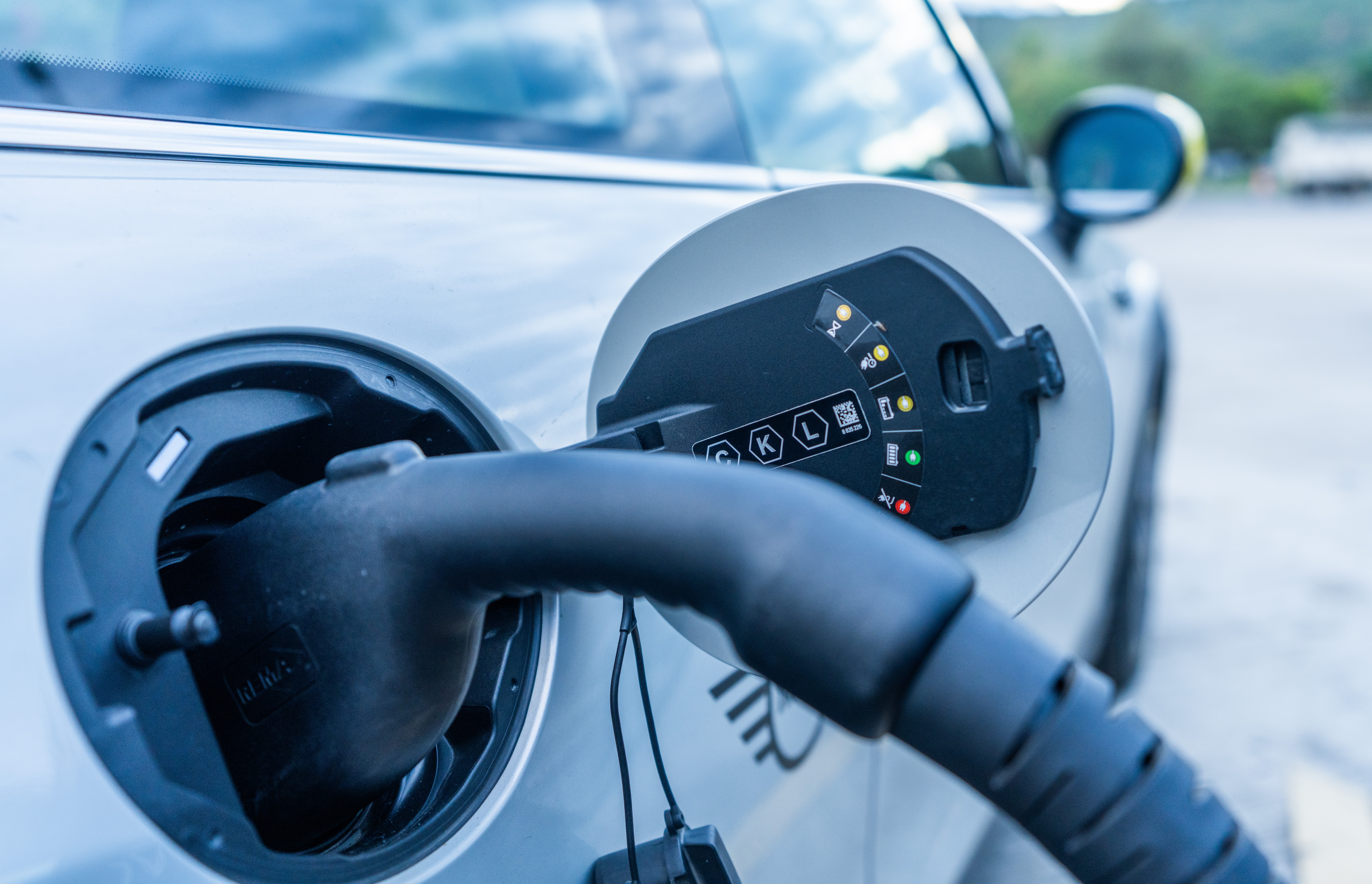 Crecen las matrículas de eléctricos e híbridos en Colombia durante agosto de 2025