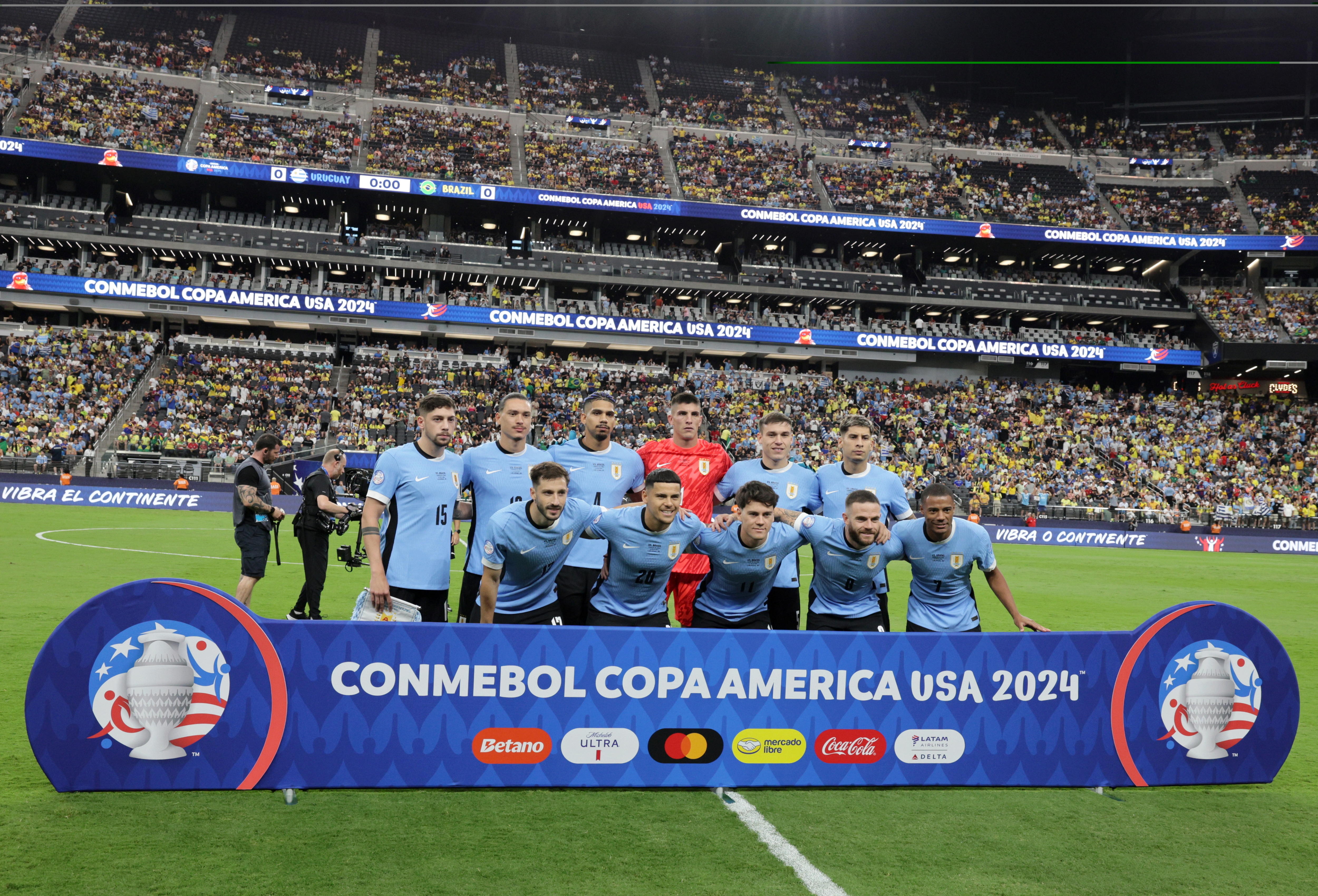 Las Vegas (United States), 07/07/2024.- Team Uruguay starting eleven pose for a photo before the CONMEBOL Copa America 2024 Quarter-finals match between Uruguay and Brazil, in Las Vegas, Nevada, USA, 06 July 2024. (Brasil) EFE/EPA/ALLISON DINNER