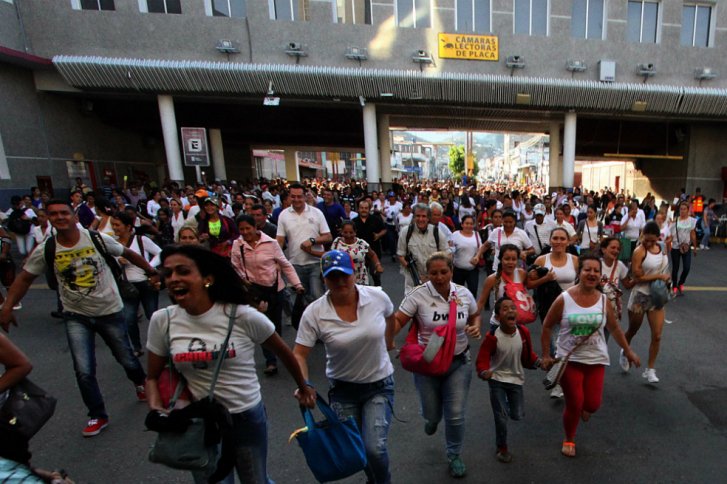 Miles de venezolanos aprovecharon la apertura de la frontera autorizada por Nicolás Maduro, para abastecerse en Cúcuta de alimentos y medicinas, escasos en su país. /AFP