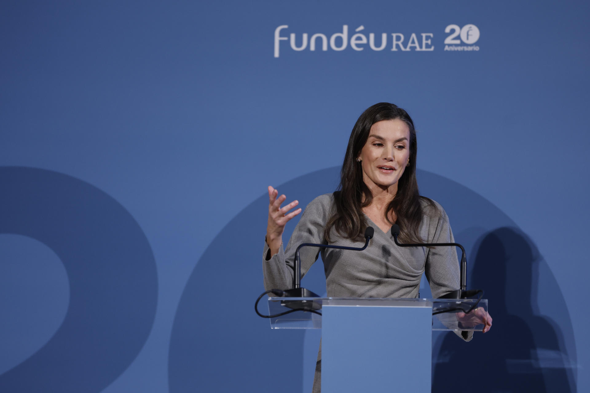 Así puede usar los pantalones de tweed que se puso la reina Letizia