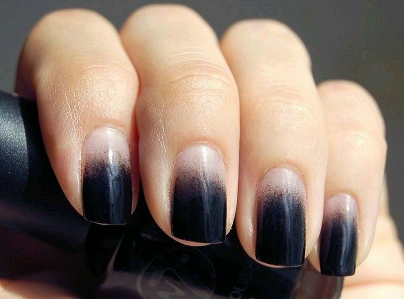 Luego, aplica los dos esmaltes en la esponja, uno al lado del otro, y da golpecitos con la esponja en tus uñas para crear el efecto degradado.