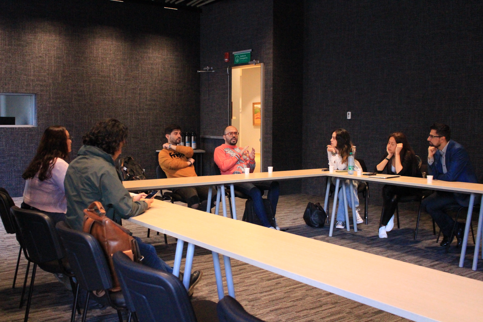 Conversación entre los jurados y los organizadores antes de que se iniciara el primer Shark Tank Cultural en la Universidad Central. Fueron más de 11 proyectos evaluados.
