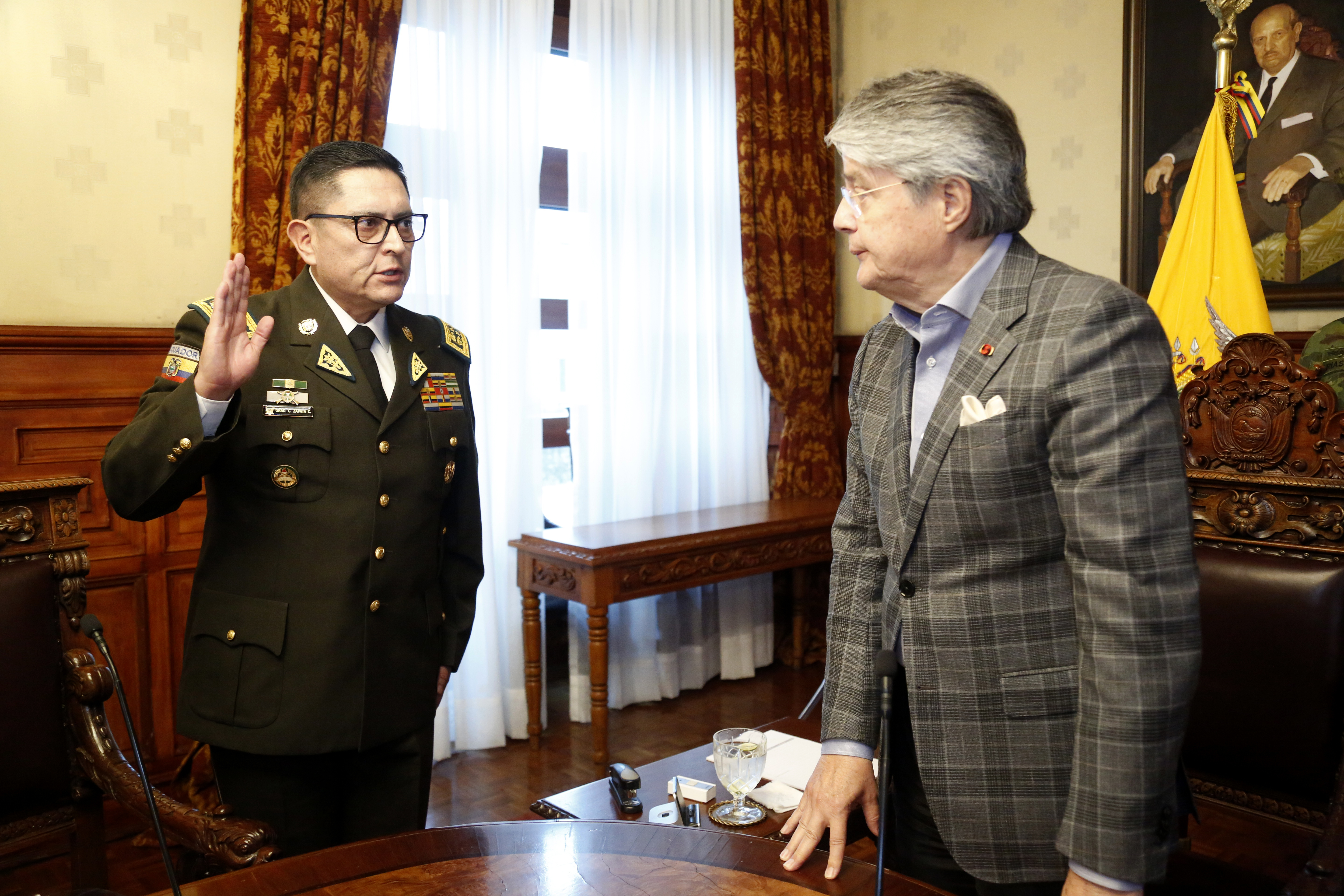 AME5346. QUITO (ECUADOR), 07/10/2023.- Fotografía cedida por la Presidencia de Ecuador que muestra al mandatario Guillermo Lasso (d), mientras toma juramento del nuevo comandante general de la Policía, César Zapata (i), hoy, en el Palacio de Gobierno, en Quito (Ecuador). La muerte en prisión de seis colombianos y un ecuatoriano involucrados en el crimen del excandidato presidencial Fernando Villavicencio, el pasado 9 de agosto en Quito, generó este sábado la remoción de la cúpula policial de Ecuador, entre otras consecuencias. Lasso designó a Zapata en reemplazo de Fausto Salinas, removido tras el escándalo por la muerte de los siete sospechosos. EFE/ Presidencia Ecuador SÓLO USO EDITORIAL/SÓLO DISPONIBLE PARA ILUSTRAR LA NOTICIA QUE ACOMPAÑA (CRÉDITO OBLIGATORIO)