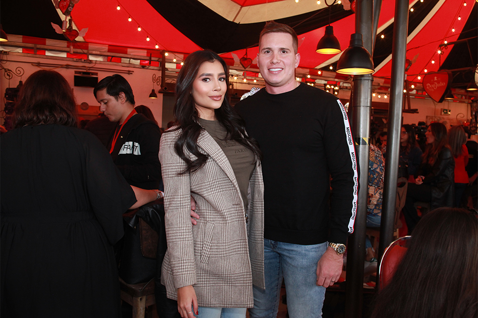 A Donde Estabas tú? mas reciente sencillo de la Cantatante de música popular Paola Jara en el Rooftop de Andrés DC en el centro comercial el retiro.