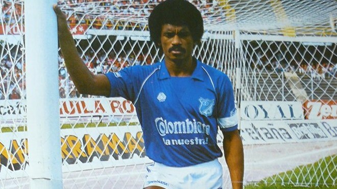 5. Arnoldo Iguarán 🇨🇴 – El Guajiro letal
Rápido, potente y con un olfato goleador indiscutible. Su conexión con el gol fue absoluta, y su entrega por el equipo, incondicional. Goleador de selección y uno de los ídolos más carismáticos de la historia azul.