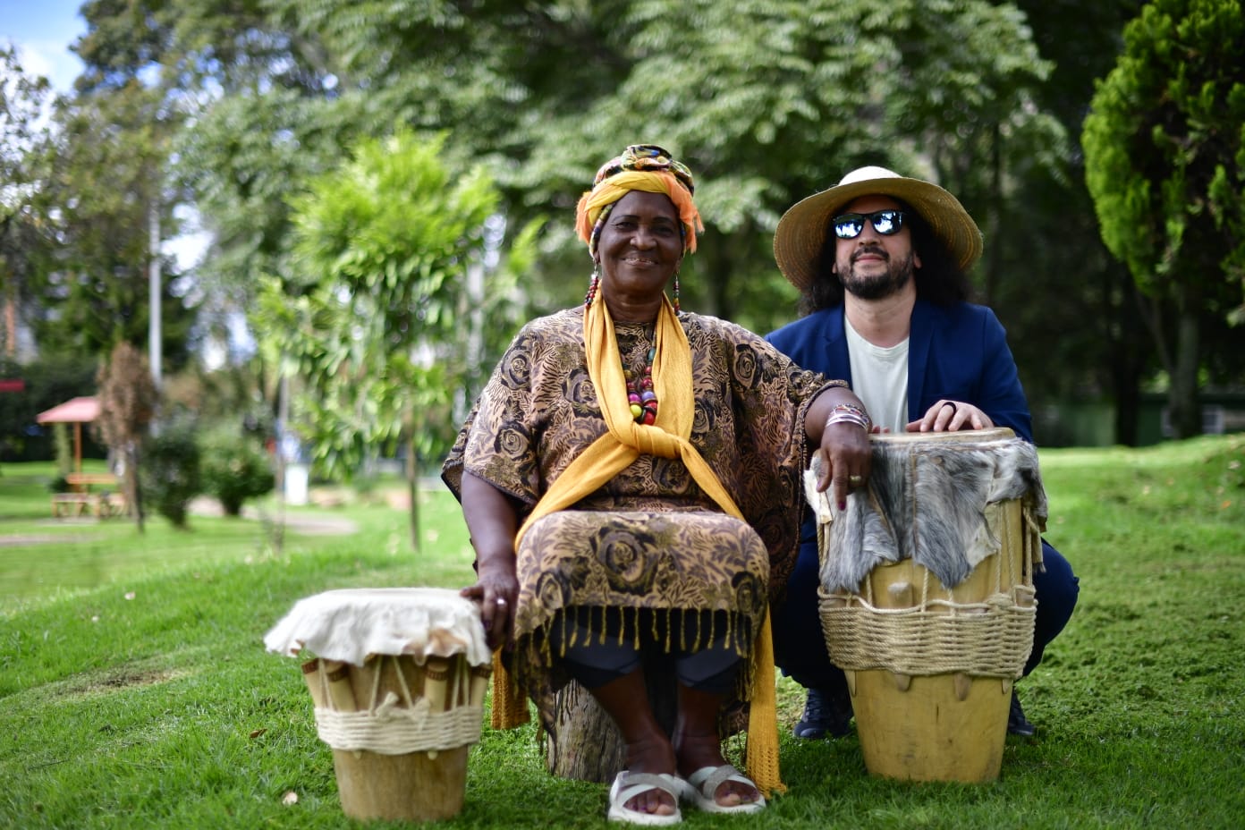 Yadira, “la Chamaría de los Manglares”, junto a Mauricio García - Orozco "Chaco".