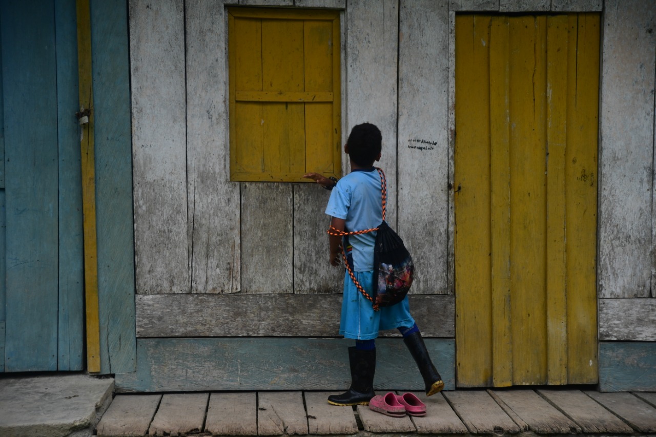Un niño contempla la escuela en ruinas de la vereda Piedra Grande, en Urábara. / Gustavo Torrijos