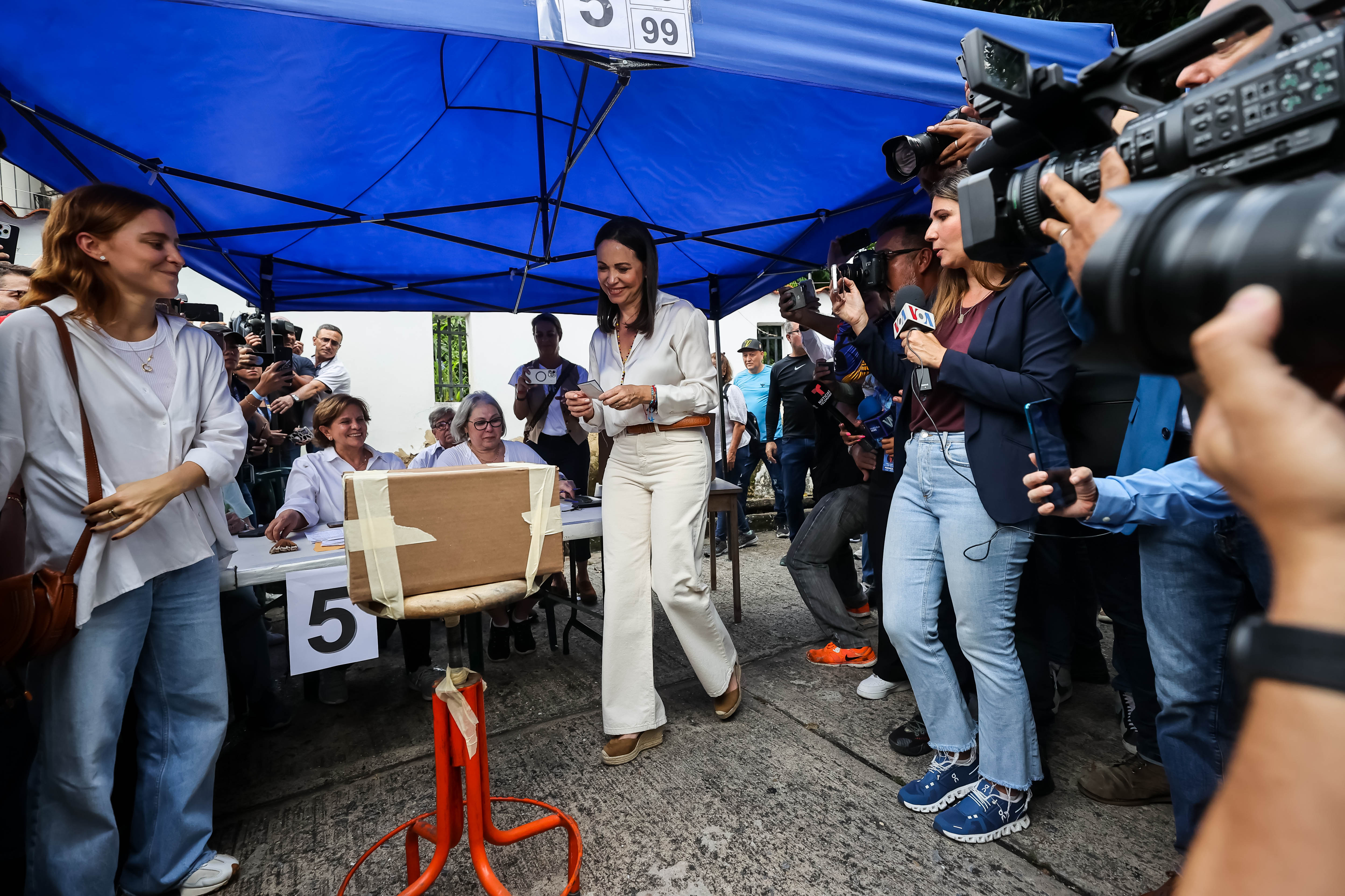 AME9372. CARACAS (VENEZUELA), 22/10/2023.- La exdiputada María Corina Machado vota en las elecciones primarias opositoras, hoy en Caracas (Venezuela). Machado aseguró este domingo que ha conversado con gobiernos extranjeros "desde muy temprano" sobre el desarrollo de las primarias opositoras que se celebran hoy en Venezuela, a las que concurre como favorita para hacerse con la candidatura de coalición opositora para las presidenciales de 2024. "Sí, desde muy temprano, el mundo está maravillado", respondió la antichavista ante periodistas, luego de depositar su voto en Caracas, aunque no dio mayores detalles de los países con los que ha estado en contacto ni qué se abordó en las conversaciones. EFE/ Miguel Gutiérrez