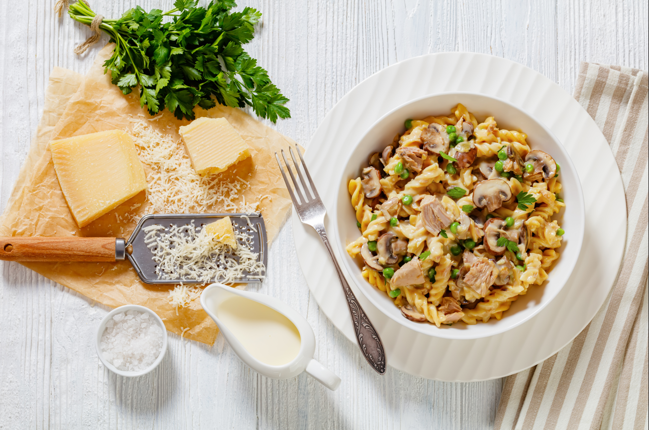 Paso a paso para preparar pasta corta con vegetales, tocineta y suero costeño