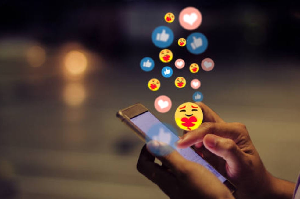 ¿Cuál es la forma adecuada de utilizar emojis en mensajes de texto? La RAE explica