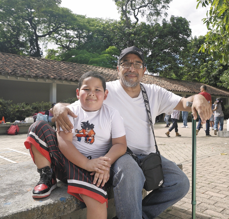 Jesús Fernández y su hijo Elinyer, oriundos de Venezuela, participan de la Feria Raíces, de Mercy Corps. / Cortesía