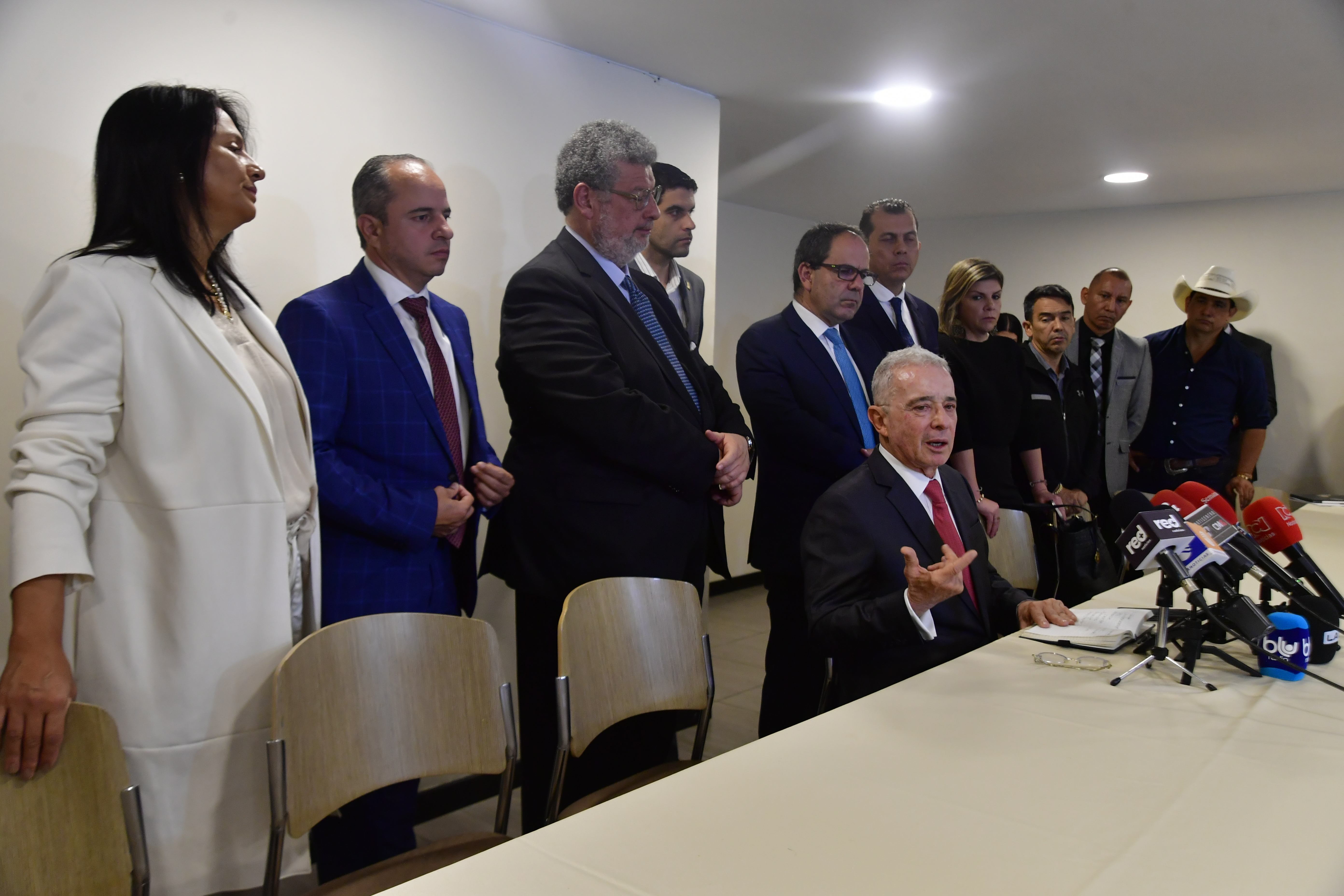 Expresidente y jefe del Centro Democrático se reunió en Bogotá con delegados de la Comisión Interamericana de Derechos Humanos (CIDH).