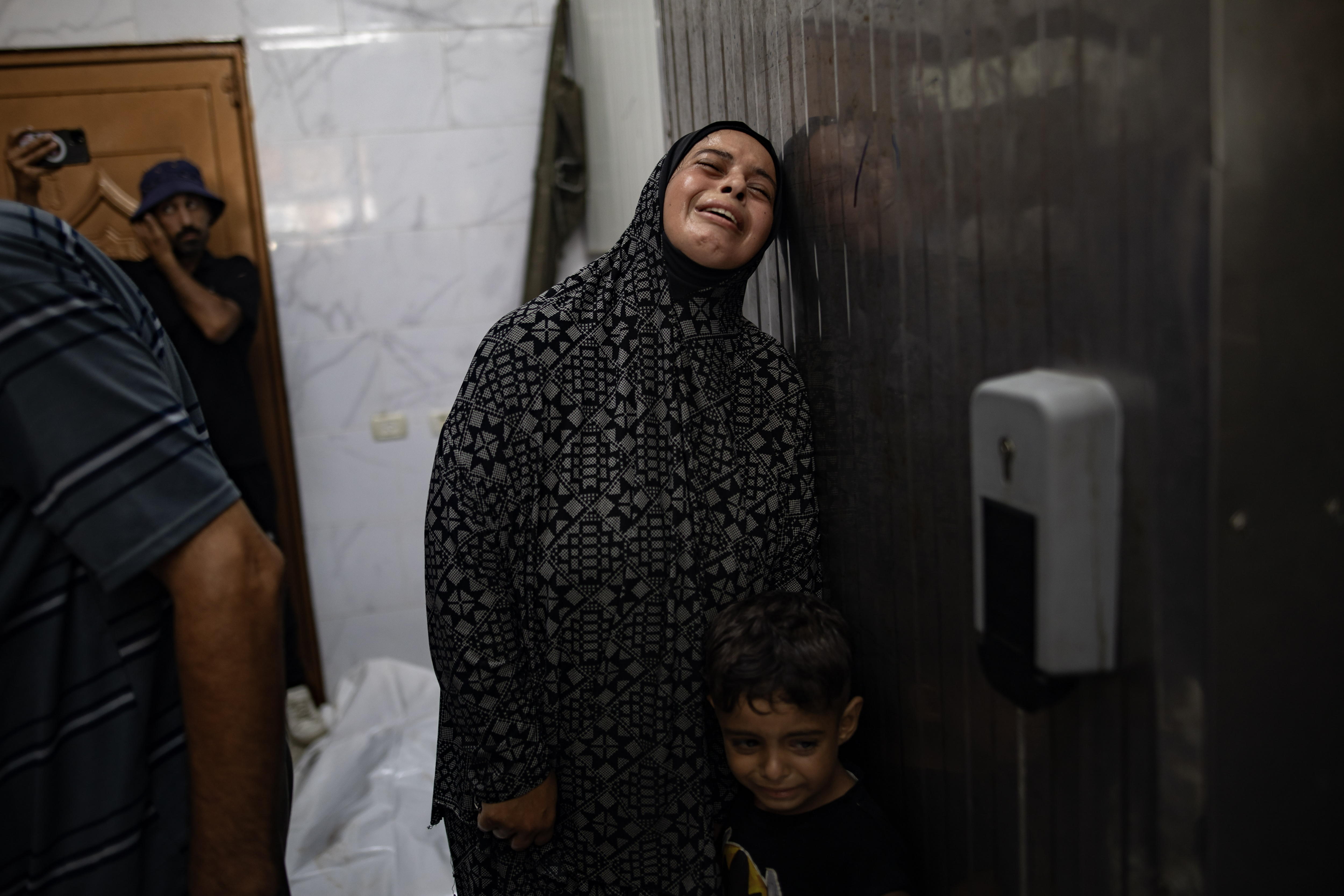 Gaza (--), 19/08/2024.- A woman reacts as Palestinians mourn their dead inside the Nasser Hospital following an Israeli operation in the Khan Younis camp, southern Gaza Strip, 19 August 2024. According to the Israel Defense Forces (IDF), Israeli troops expanded the operation in the Gaza Strip to the Khan Younis and Deir al-Balah areas. More than 40,000 Palestinians and over 1,400 Israelis have been killed, according to the Palestinian Health Ministry and the Israel Defense Forces (IDF), since Hamas militants launched an attack against Israel from the Gaza Strip on 07 October 2023, and the Israeli operations in Gaza and the West Bank which followed it. EFE/EPA/HAITHAM IMAD
