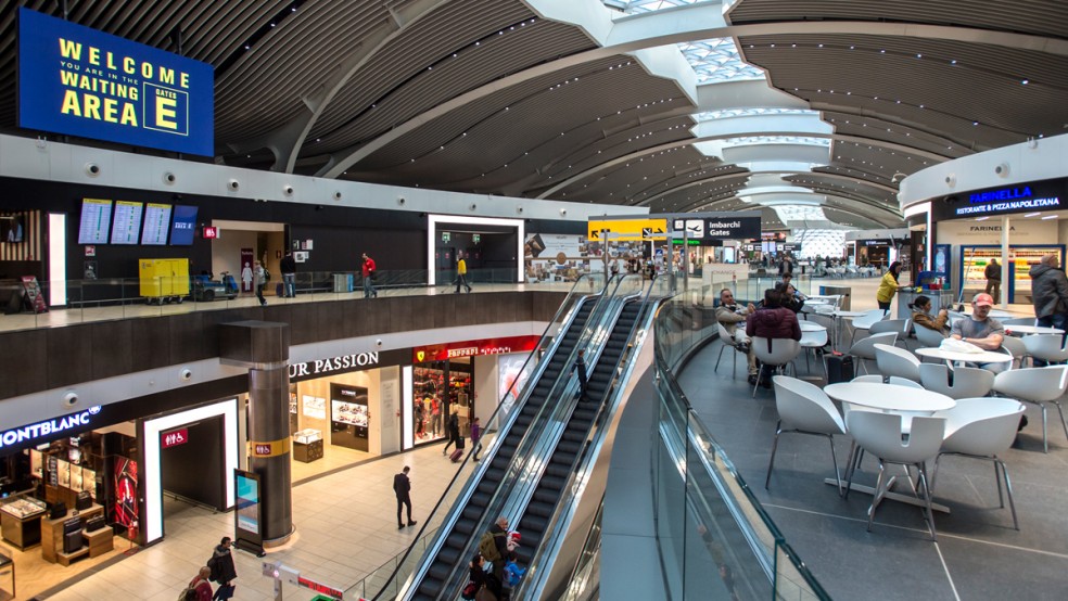 El Aeropuerto de Roma Fiumicino, en Italia, certificado como aeropuerto de 5 estrellas, destaca por la calidad de sus instalaciones, comodidad, limpieza y servicio al pasajero. En los últimos años ha mejorado notablemente la experiencia de los viajeros con nuevas áreas de embarque, procesos de seguridad más eficientes y una renovación de su oferta comercial y gastronómica. Su diseño interior, moderno y cuidado, refuerza su posición como uno de los aeropuertos más completos y mejor valorados de Europa.