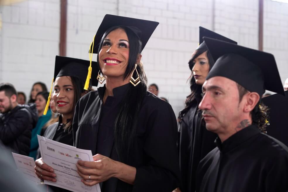 Presos de la comunidad LGBT se gradúan en gestión de negocios