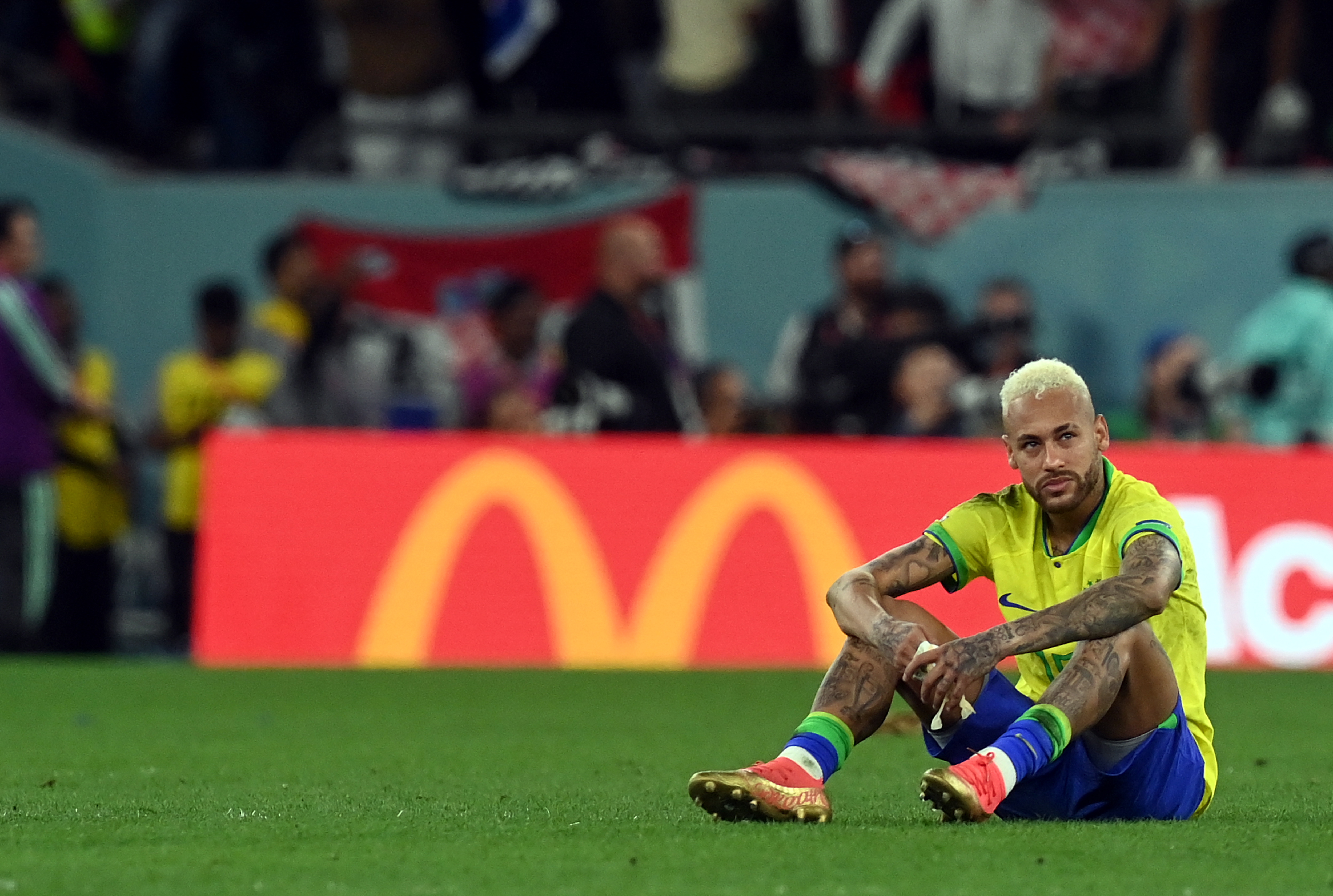 -FOTODELDÍA- DOHA (CATAR), 09/12/2022.- El delantero brasileño Neymar Jr lamenta la derrota ante Croacia tras su encuentro de cuartos de final del Mundial de Qatar 2022, este viernes en Doha (Catar). EFE/ Neil Hall