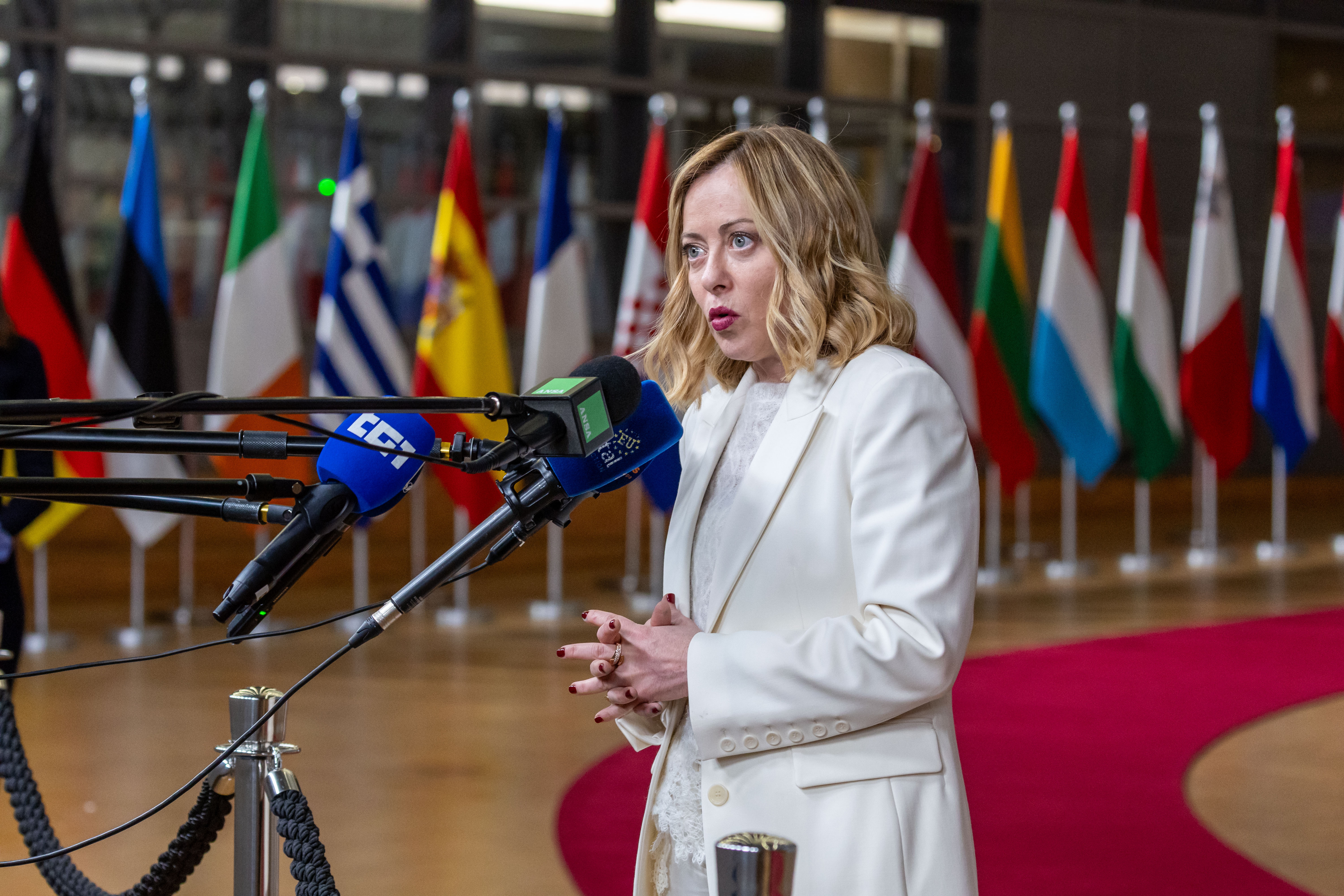 BRUSSELS (Belgium), 06/03/2025.- Italian Prime Minister Giorgia Meloni speaks to the media during an European Special Council meeting in Brussels, Belgium, 06 March 2025. The EU leaders are convening for a special summit to discuss ongoing support for Ukraine and enhance European defence. (Bélgica, Ucrania, Bruselas) EFE/EPA/CHRISTOPHE PETIT TESSON